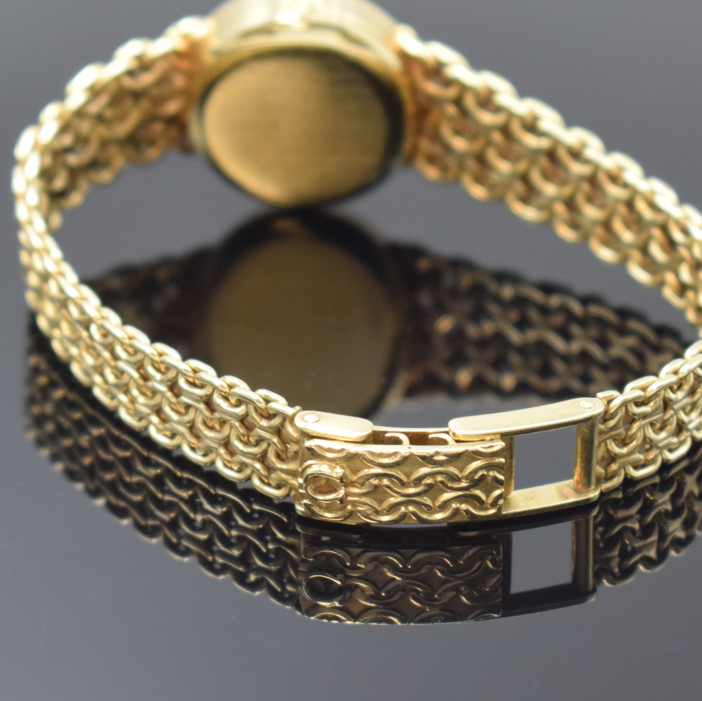 Detail b: OMEGA Damenarmbanduhr in GG 585/000 Referenz 591.0022, Schweiz um 1975, quarz, orig. Goldband, Boden aufgedr., gold. Zifferbl. m. aufgel. Std.-Ind., ...