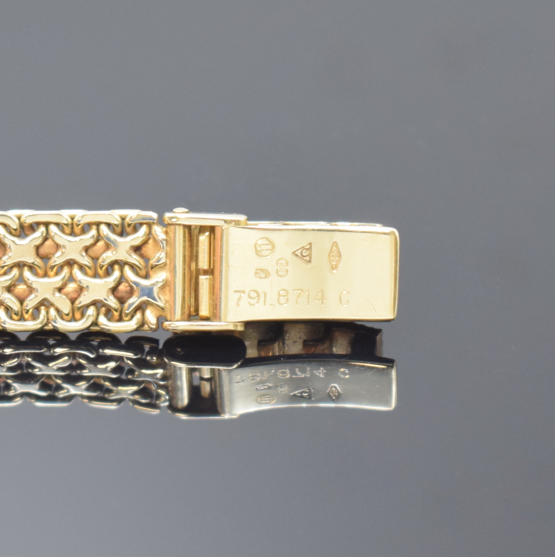 Detail c: OMEGA Damenarmbanduhr in GG 585/000 Referenz 591.0022, Schweiz um 1975, quarz, orig. Goldband, Boden aufgedr., gold. Zifferbl. m. aufgel. Std.-Ind., ...