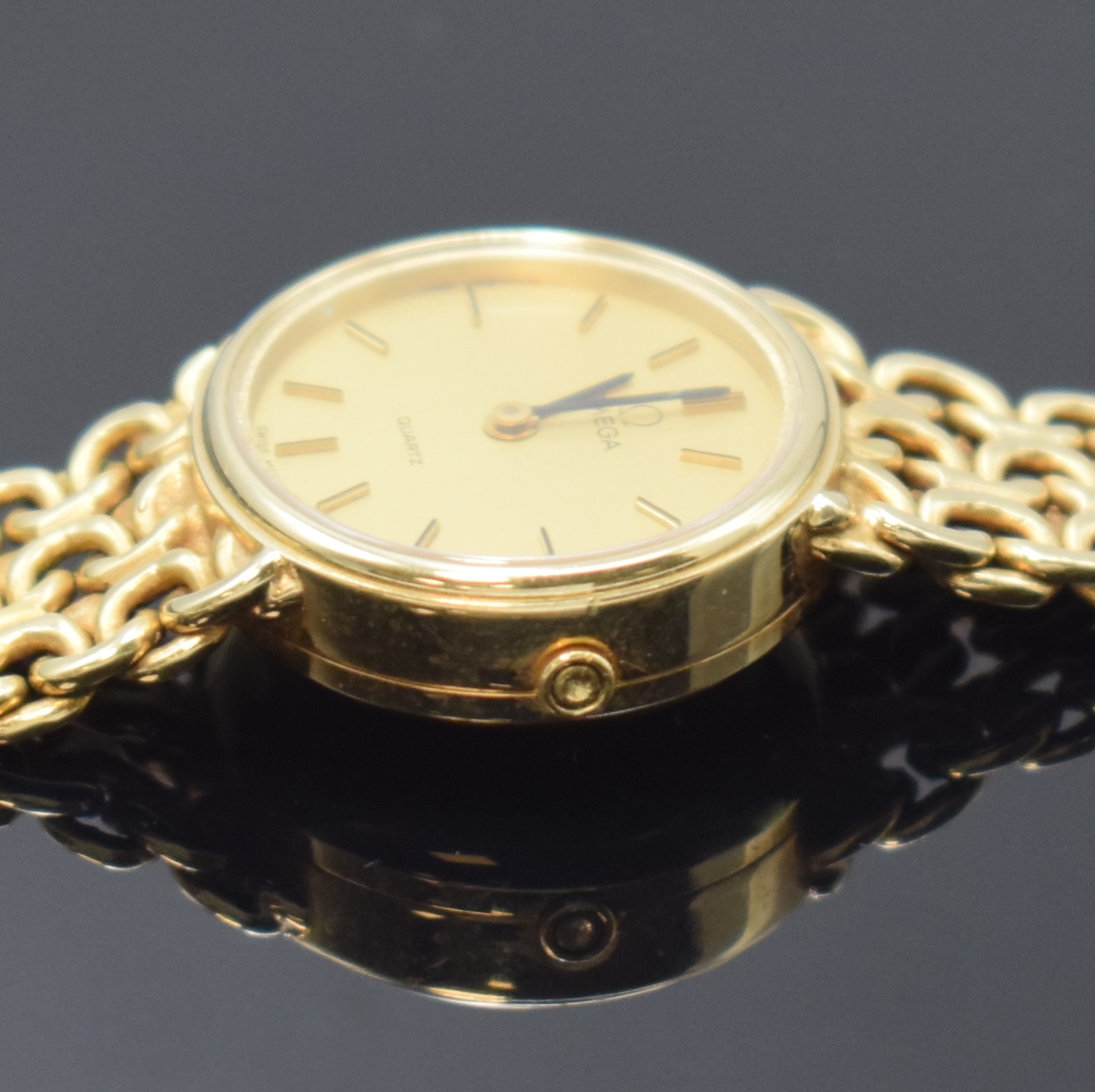 Detail d: OMEGA Damenarmbanduhr in GG 585/000 Referenz 591.0022, Schweiz um 1975, quarz, orig. Goldband, Boden aufgedr., gold. Zifferbl. m. aufgel. Std.-Ind., ...