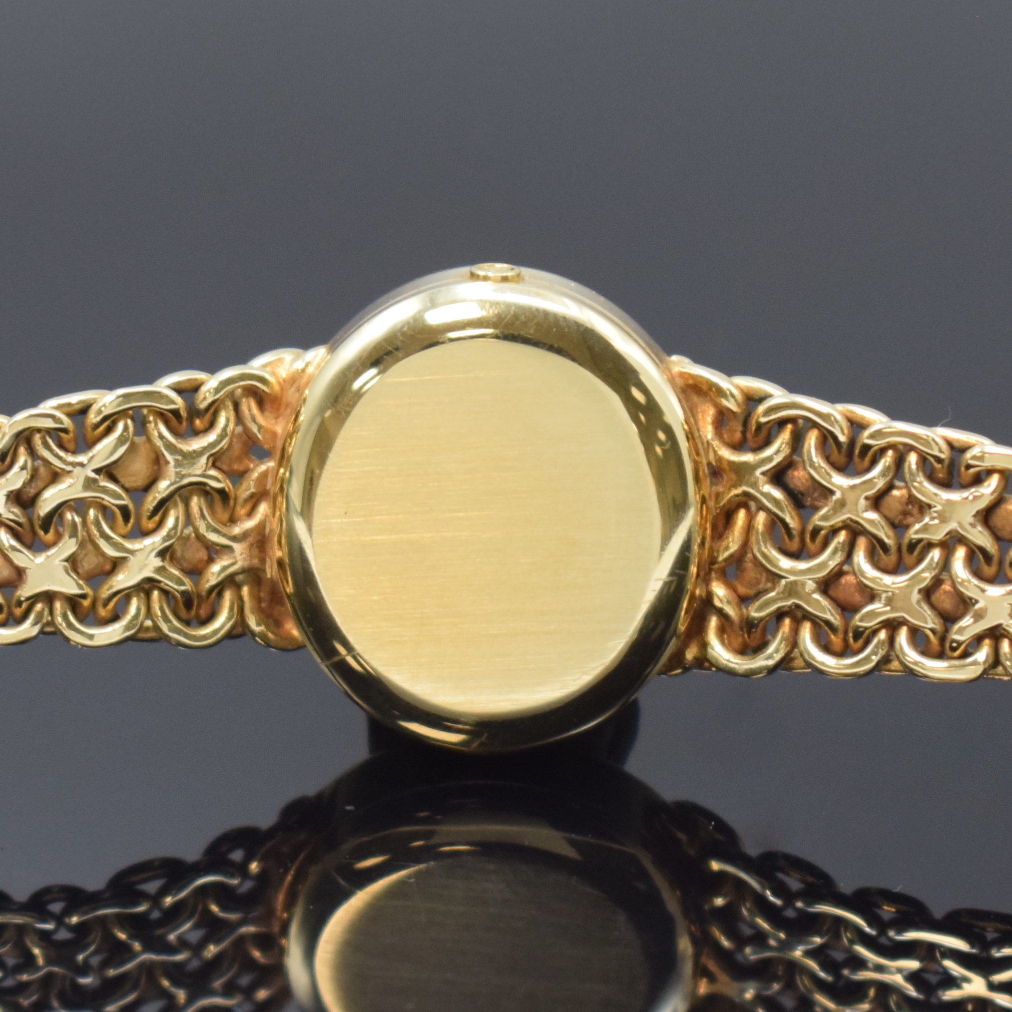 Detail e: OMEGA Damenarmbanduhr in GG 585/000 Referenz 591.0022, Schweiz um 1975, quarz, orig. Goldband, Boden aufgedr., gold. Zifferbl. m. aufgel. Std.-Ind., ...