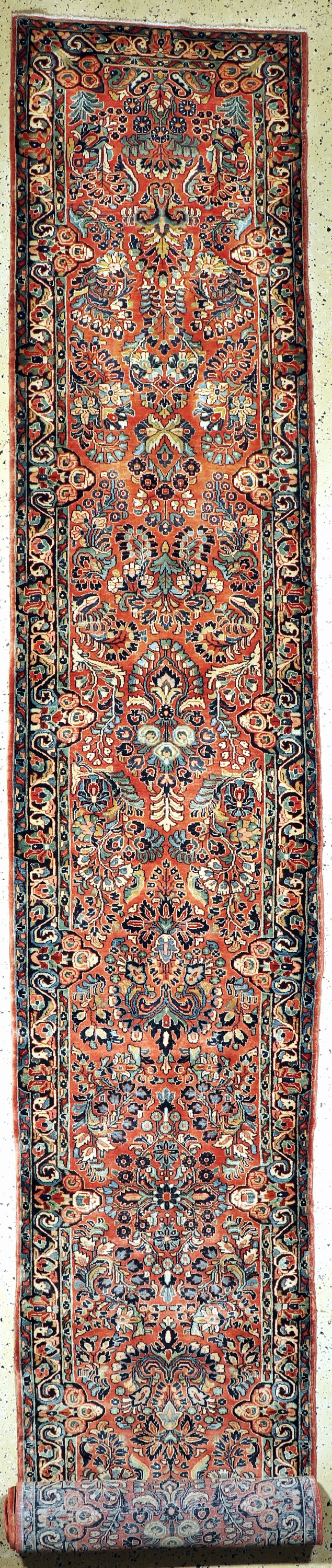 Us Re-Import Sarogh, Persien, Anfang 20.Jhd, Korkwolle auf Baumwolle, ca. 625 x 82 cm, EHZ: 2, (fachkundig gereinigt).