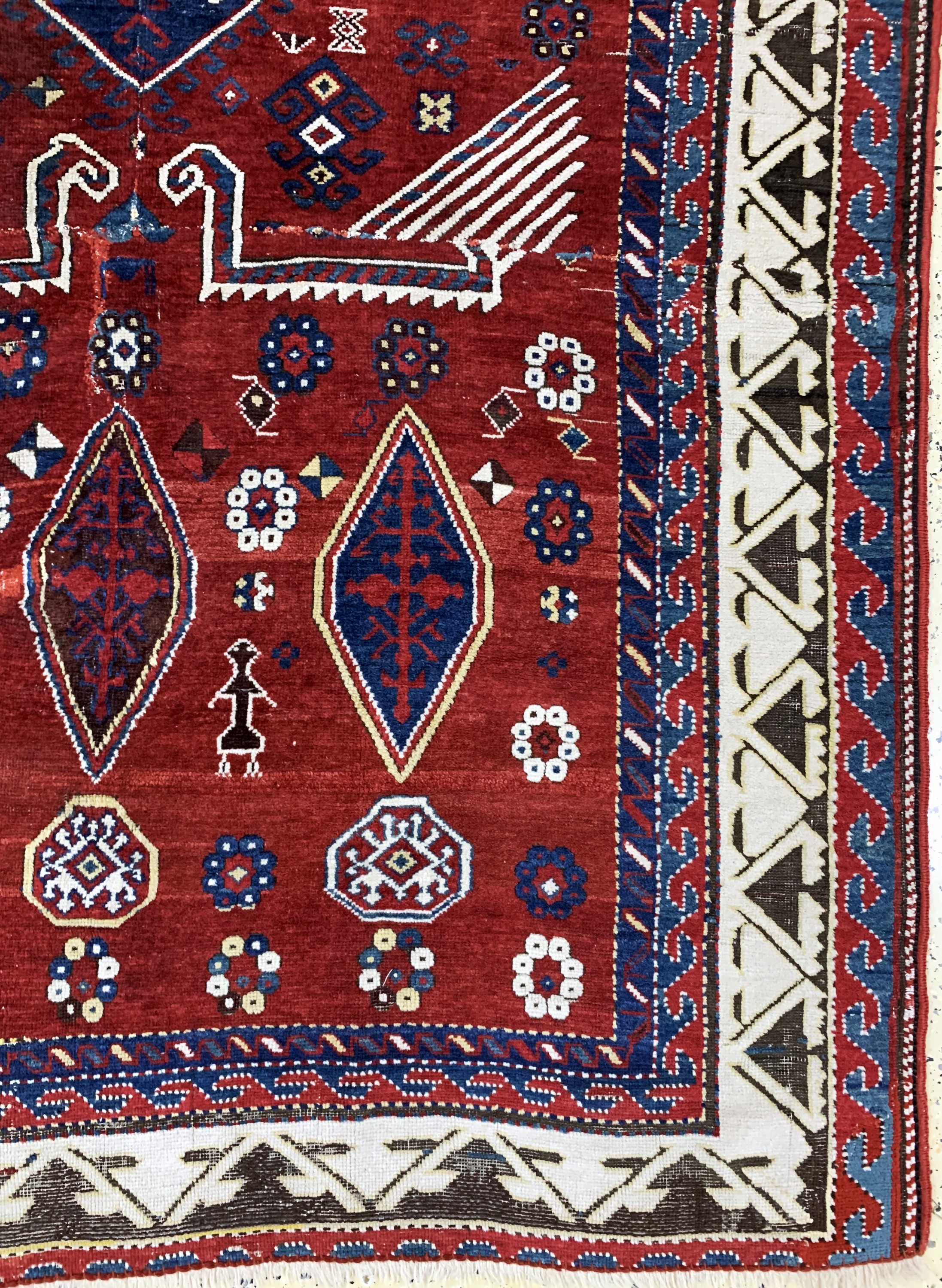 Detail a: Antiker Kazak, Kaukasus, 19.Jhd, Wolle auf Wolle, ca. 285 x 160 cm, EHZ: 4, (mehrfach zusammengesetzt & restauriert).