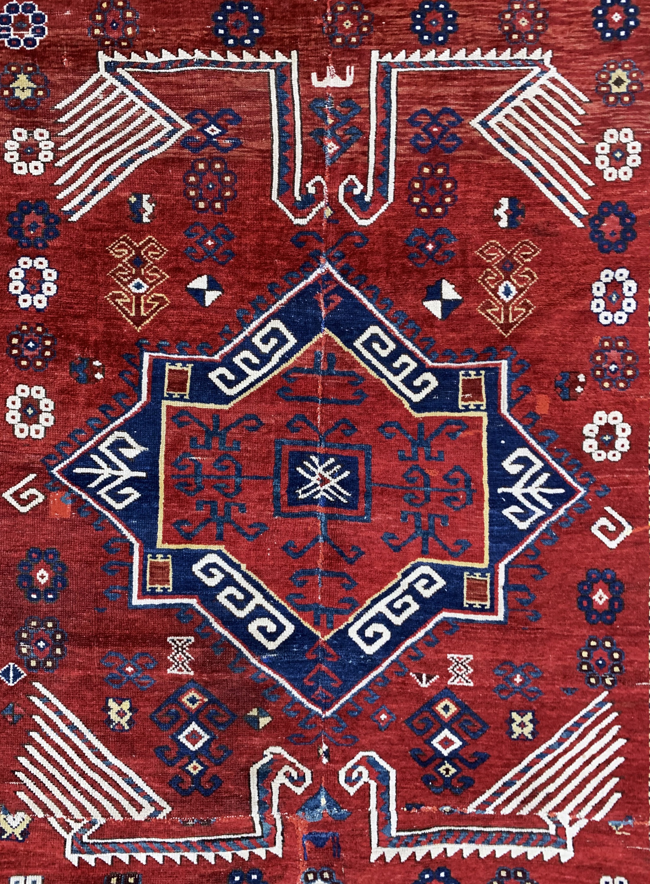 Detail c: Antiker Kazak, Kaukasus, 19.Jhd, Wolle auf Wolle, ca. 285 x 160 cm, EHZ: 4, (mehrfach zusammengesetzt & restauriert).