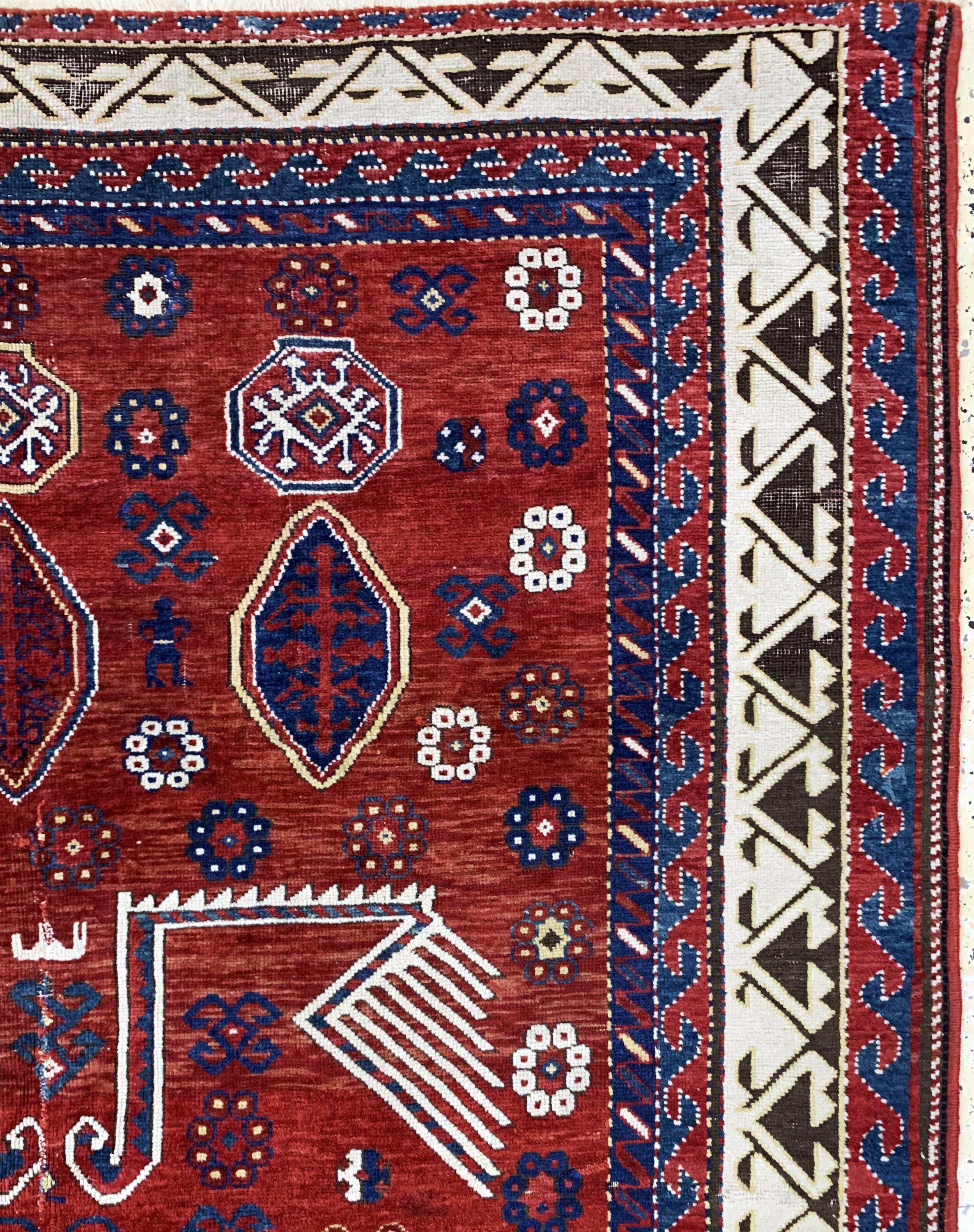 Detail e: Antiker Kazak, Kaukasus, 19.Jhd, Wolle auf Wolle, ca. 285 x 160 cm, EHZ: 4, (mehrfach zusammengesetzt & restauriert).