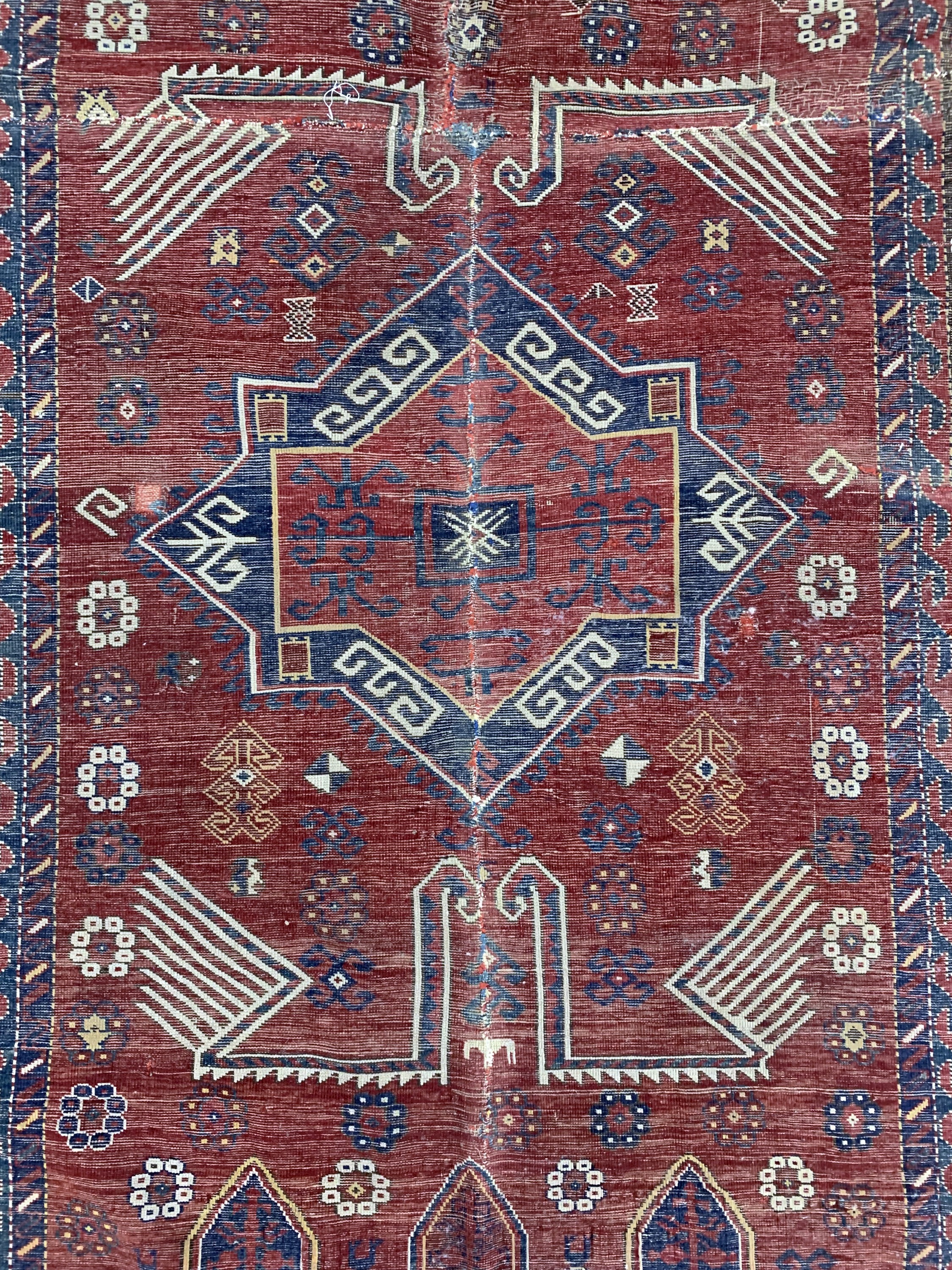 Detail f: Antiker Kazak, Kaukasus, 19.Jhd, Wolle auf Wolle, ca. 285 x 160 cm, EHZ: 4, (mehrfach zusammengesetzt & restauriert).