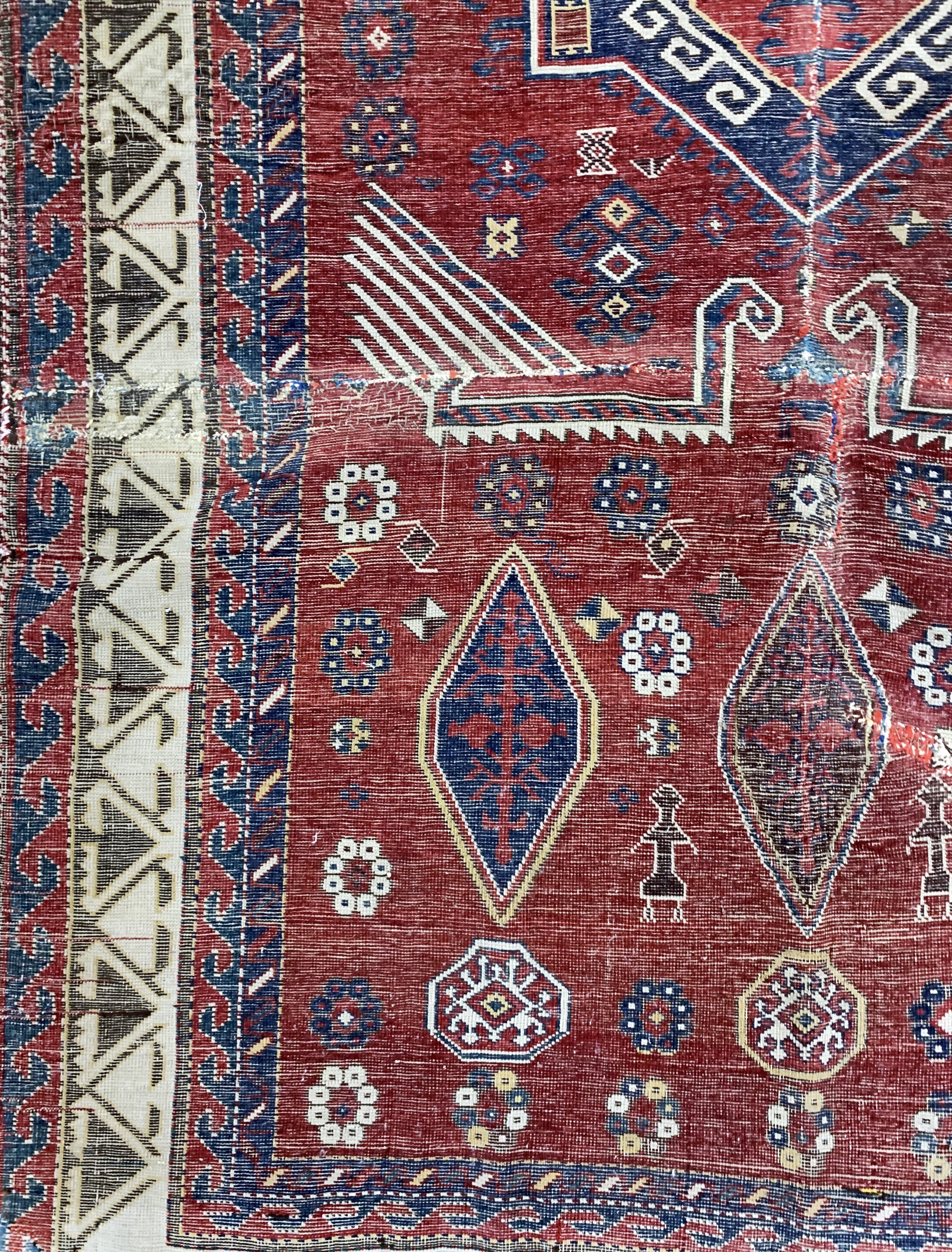Detail h: Antiker Kazak, Kaukasus, 19.Jhd, Wolle auf Wolle, ca. 285 x 160 cm, EHZ: 4, (mehrfach zusammengesetzt & restauriert).