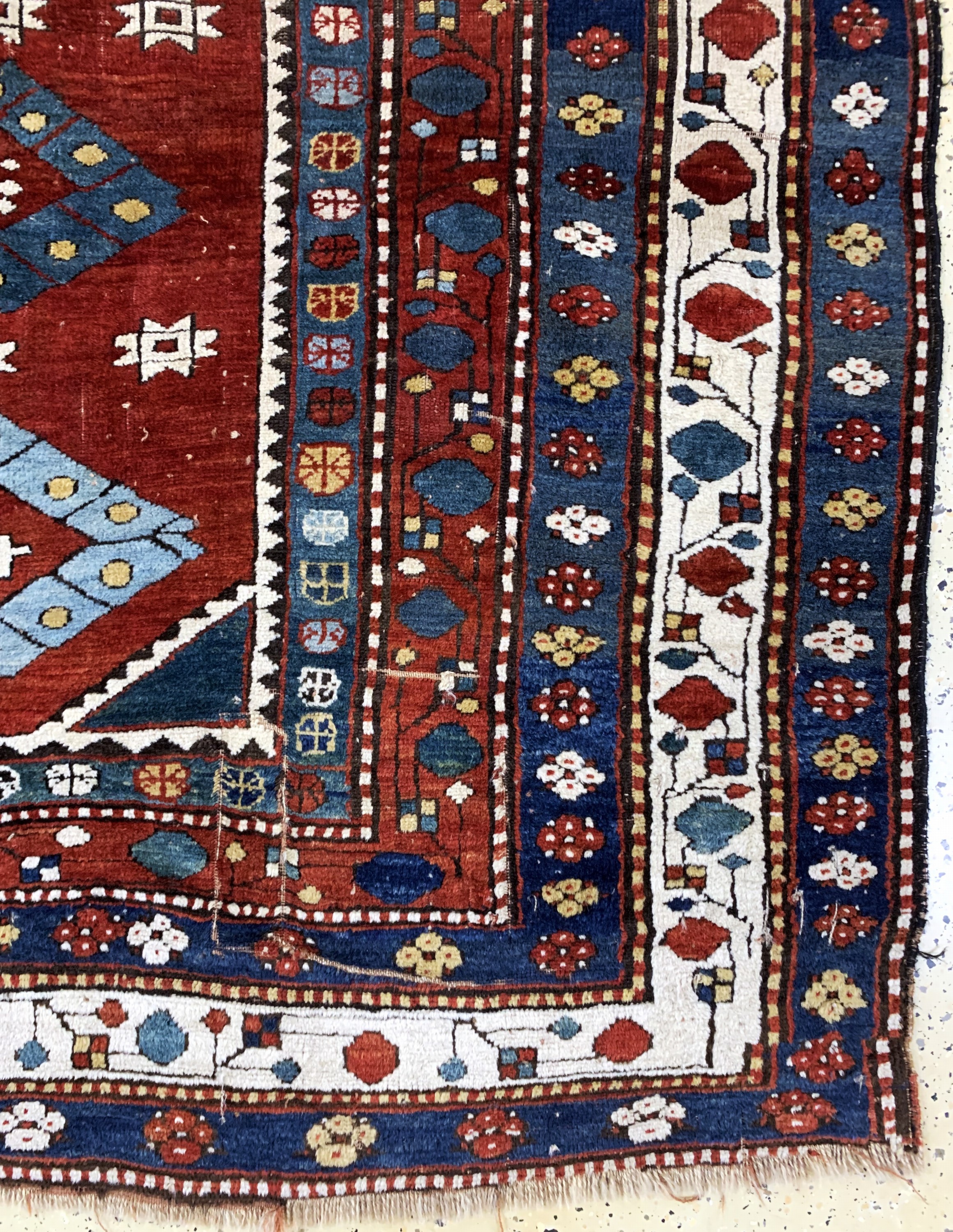 Detail a: Antiker Kazak, Kaukasus, 19.Jhd, Wolle auf Wolle, ca. 225 x 160 cm, EHZ: 3-4(Trittfalten).