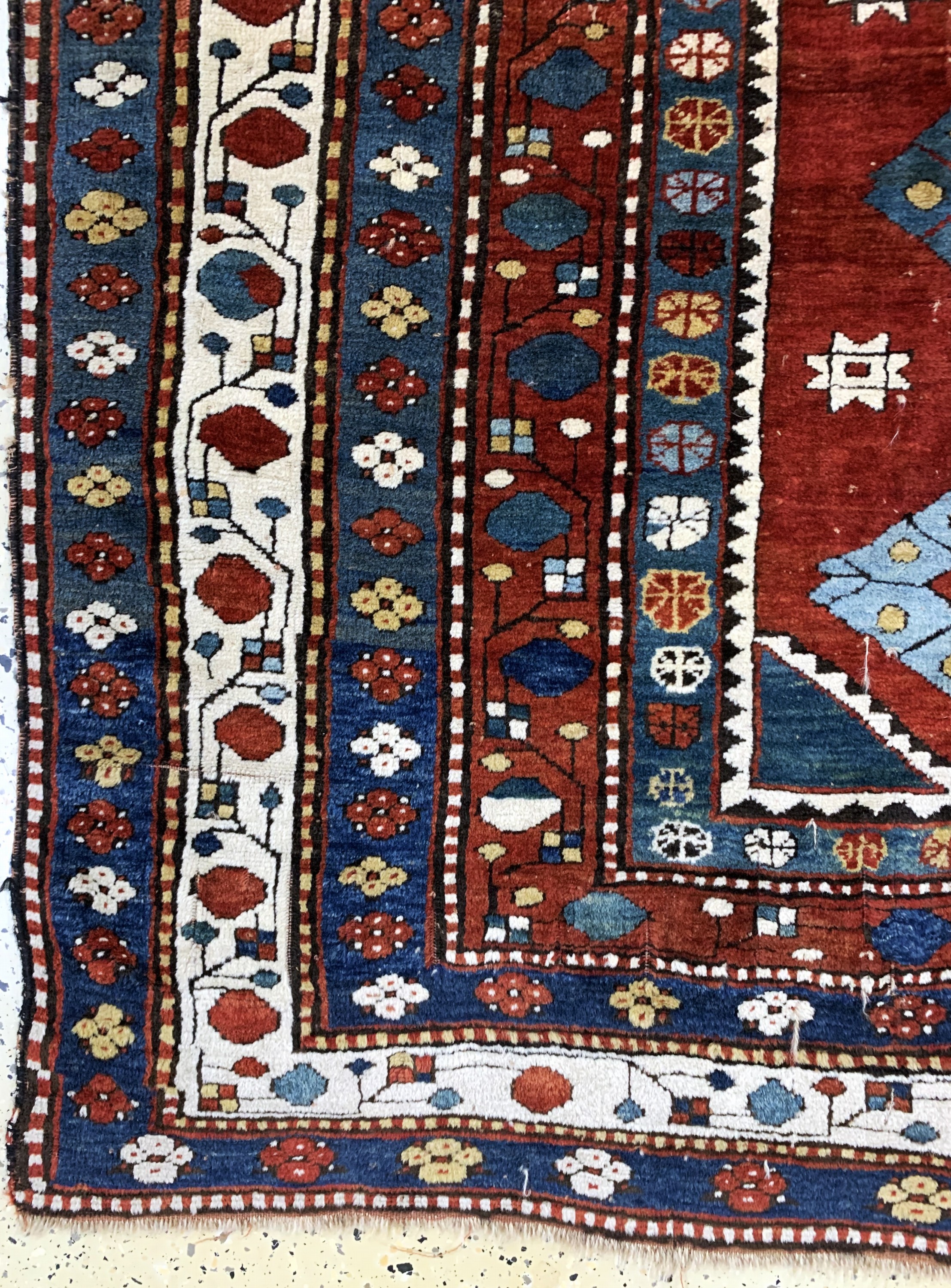 Detail b: Antiker Kazak, Kaukasus, 19.Jhd, Wolle auf Wolle, ca. 225 x 160 cm, EHZ: 3-4(Trittfalten).