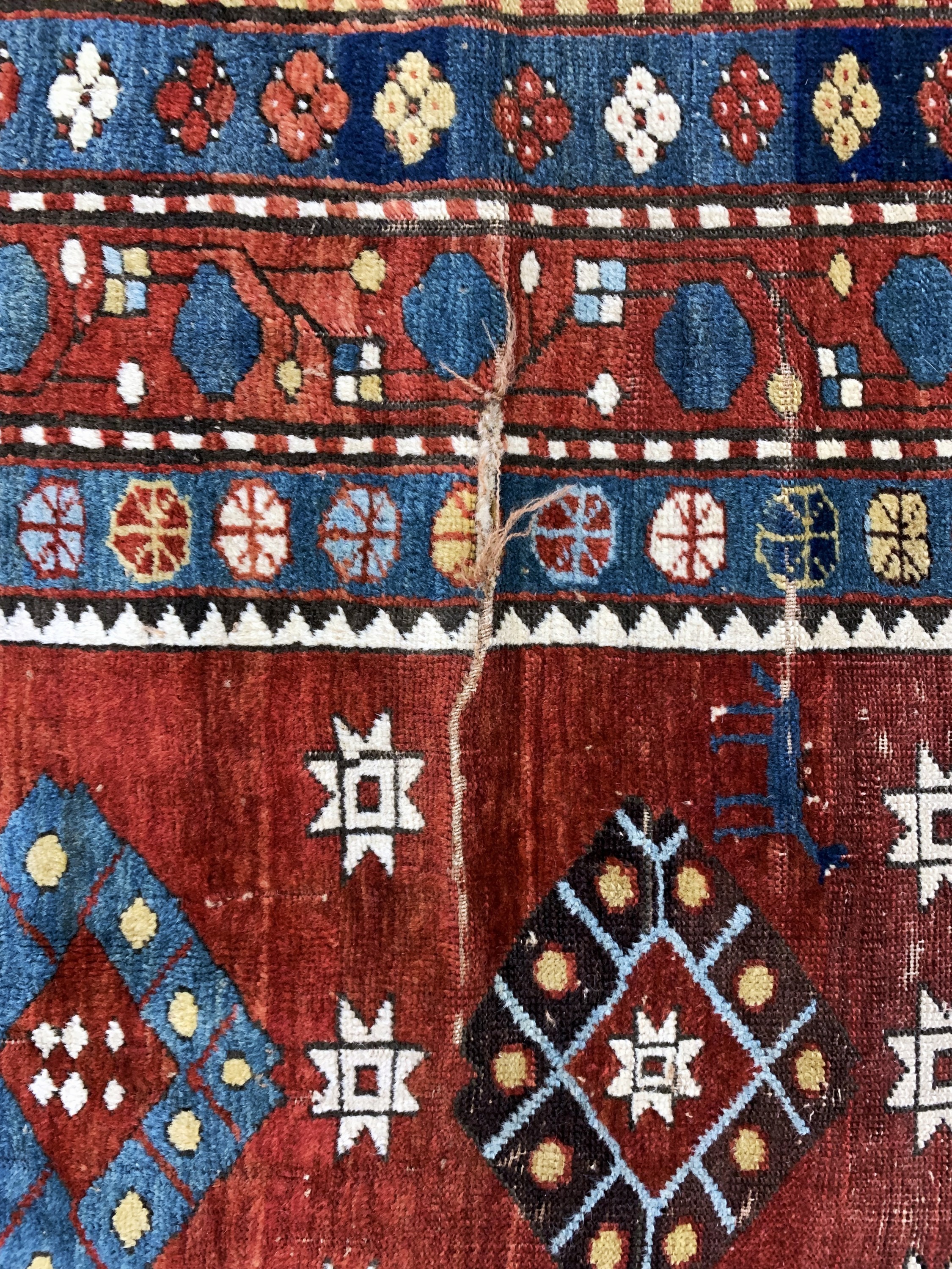 Detail c: Antiker Kazak, Kaukasus, 19.Jhd, Wolle auf Wolle, ca. 225 x 160 cm, EHZ: 3-4(Trittfalten).
