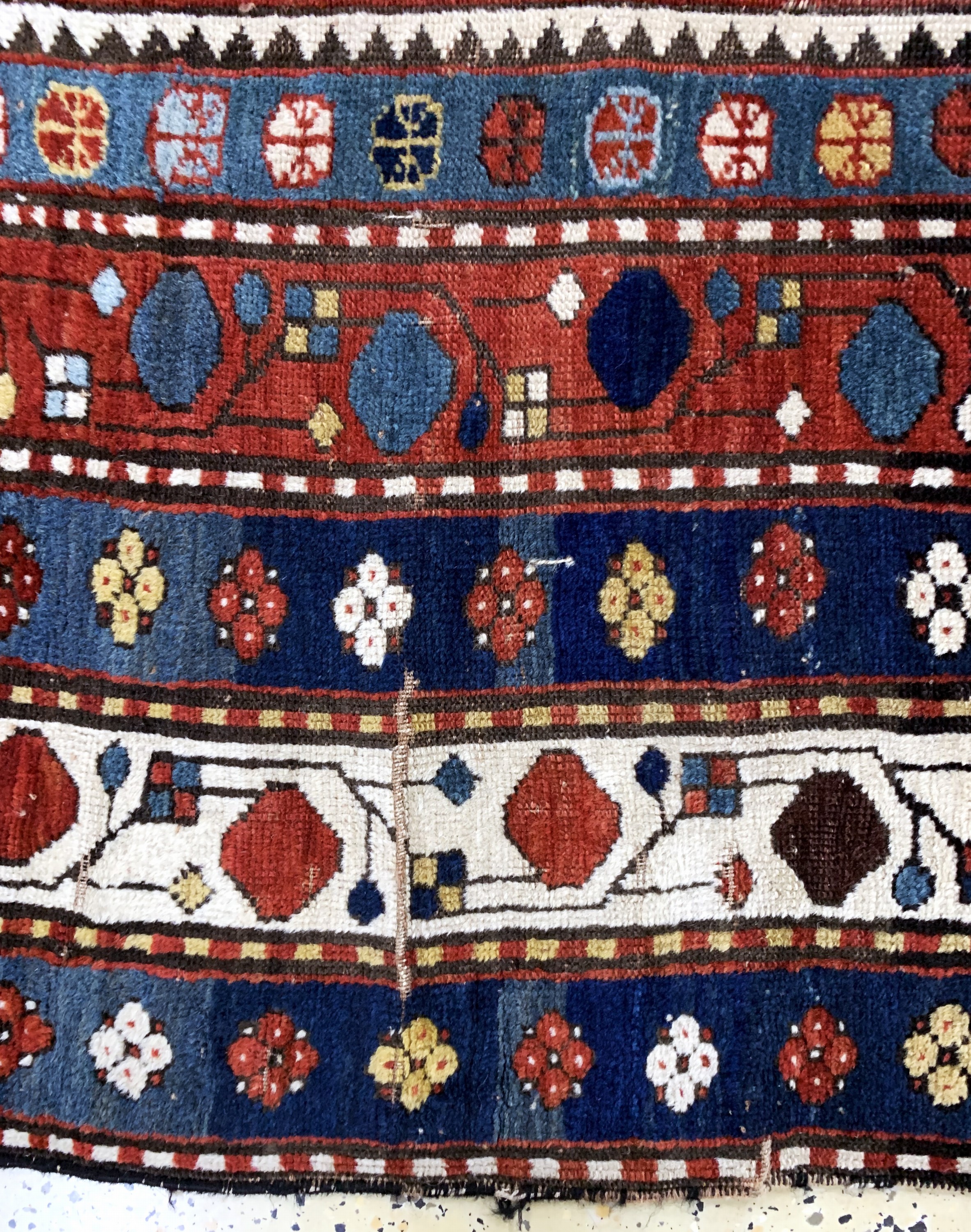 Detail d: Antiker Kazak, Kaukasus, 19.Jhd, Wolle auf Wolle, ca. 225 x 160 cm, EHZ: 3-4(Trittfalten).