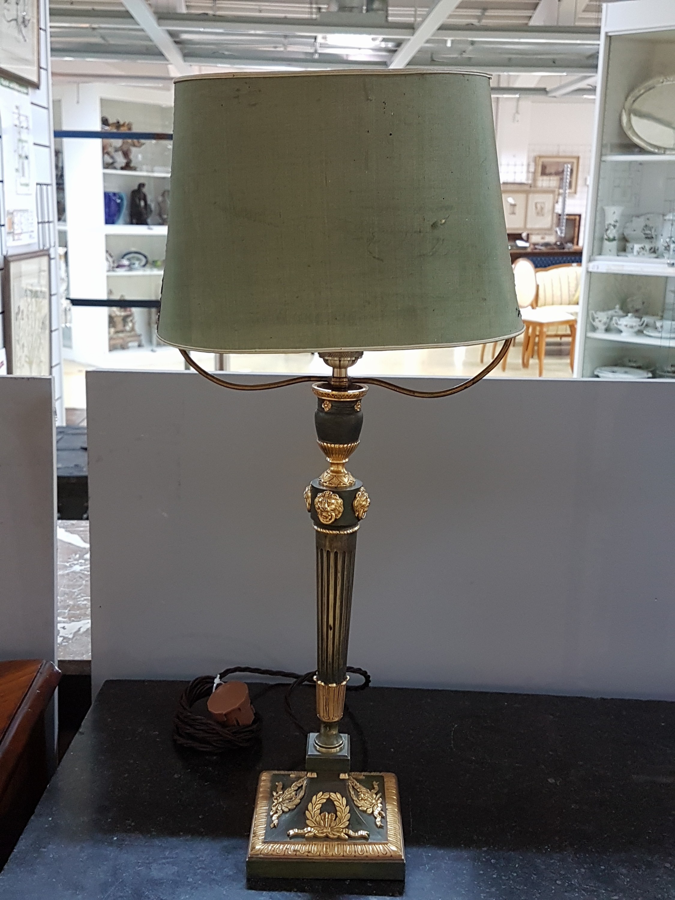 Detail a: Tischlampe, Frankreich, um 1900, Empirestil, Bronze teils grün patiniert, die reliefierten Löwenköpfe und Lorbeerkränze vergoldet, Stoffschirm ...