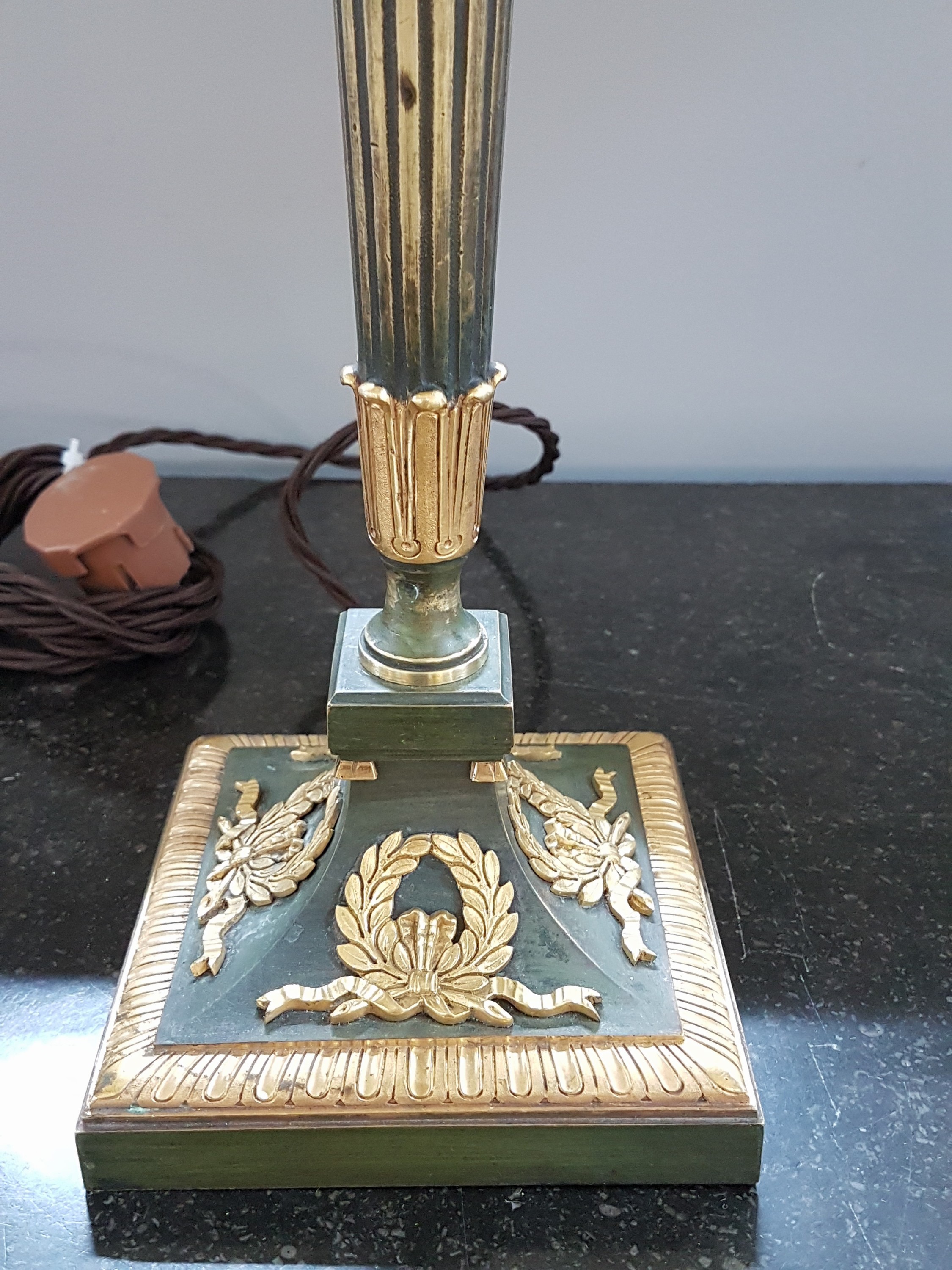 Detail c: Tischlampe, Frankreich, um 1900, Empirestil, Bronze teils grün patiniert, die reliefierten Löwenköpfe und Lorbeerkränze vergoldet, Stoffschirm ...