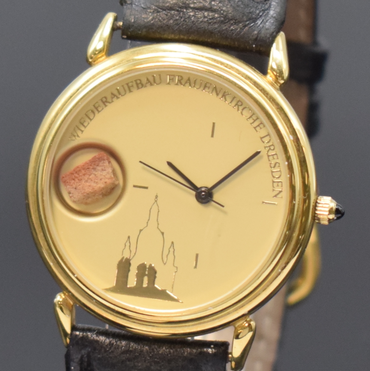 Detail a: Damenarmbanduhr "Wiederaufbau Frauenkirche Dresden" in GG 585/000, Deutschland um 2010, quarz, auf 3000 Stück limitiertes Sondermodell, ...