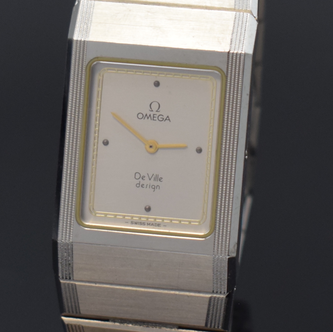 Detail a: OMEGA Armbanduhr De Ville design Referenz 1387, Schweiz 1980er Jahre, quarz, Edelstahlgeh. inkl. orig. Gliederband m. Faltschl., Boden m. Darst. ...