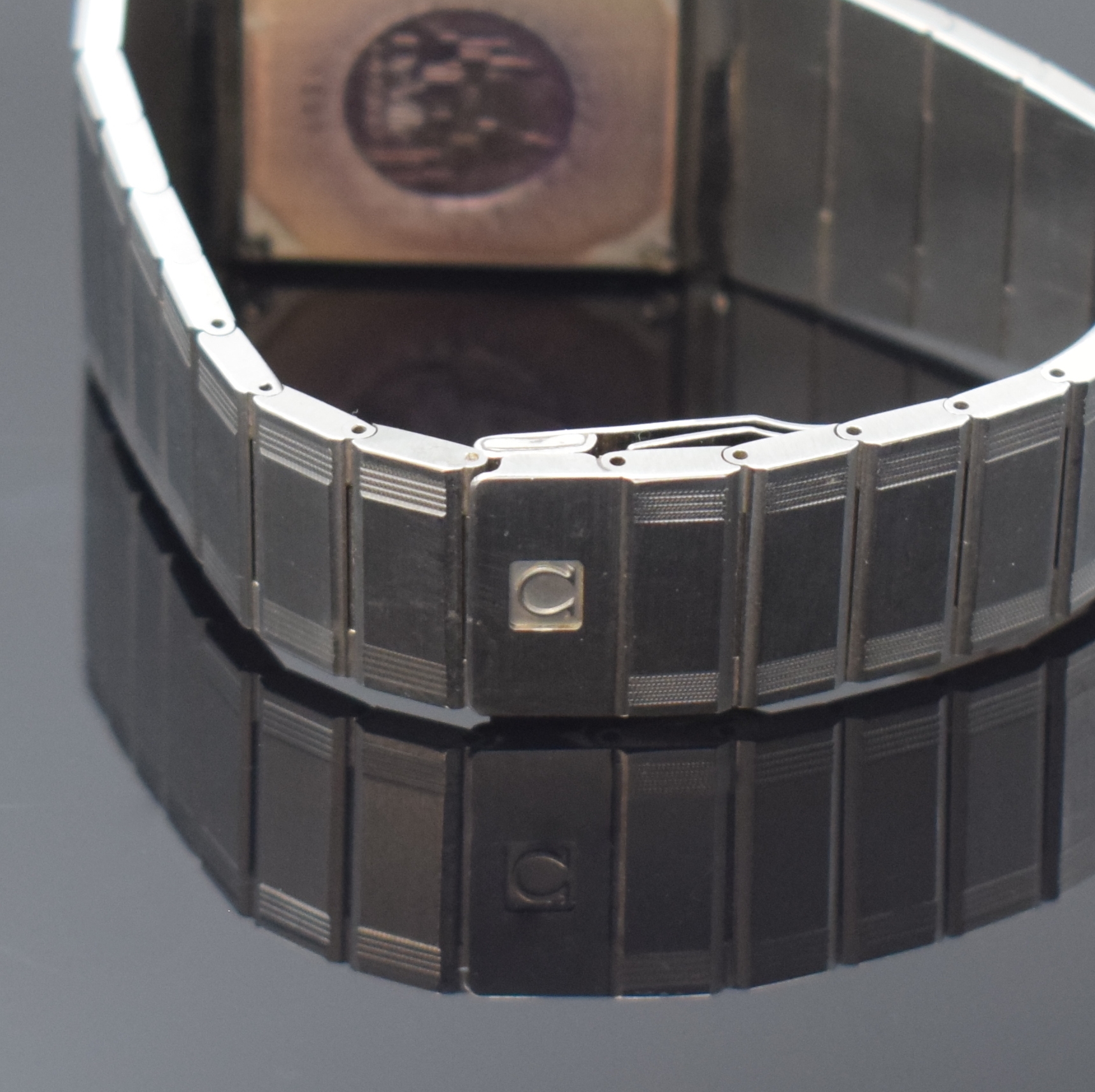 Detail b: OMEGA Armbanduhr De Ville design Referenz 1387, Schweiz 1980er Jahre, quarz, Edelstahlgeh. inkl. orig. Gliederband m. Faltschl., Boden m. Darst. ...