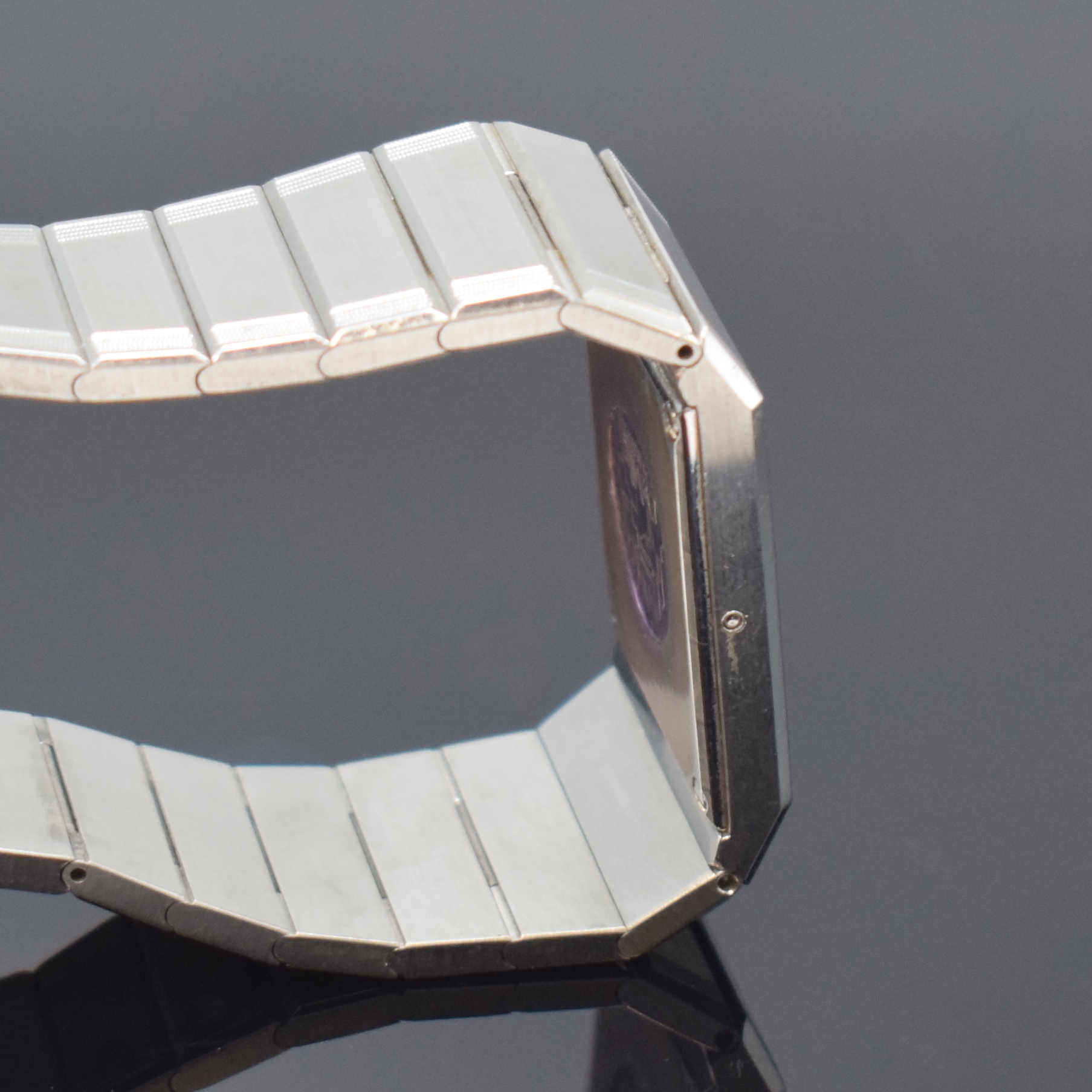 Detail c: OMEGA Armbanduhr De Ville design Referenz 1387, Schweiz 1980er Jahre, quarz, Edelstahlgeh. inkl. orig. Gliederband m. Faltschl., Boden m. Darst. ...