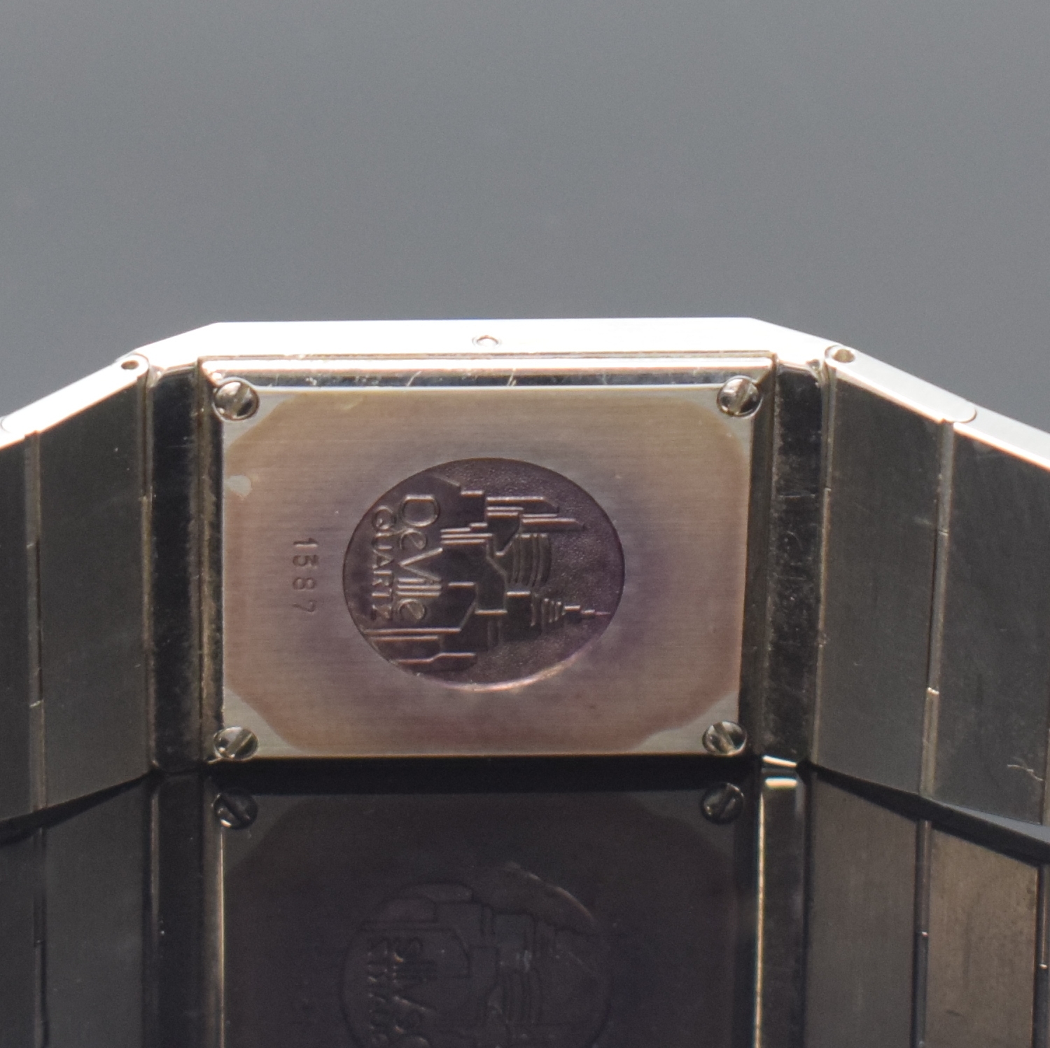 Detail d: OMEGA Armbanduhr De Ville design Referenz 1387, Schweiz 1980er Jahre, quarz, Edelstahlgeh. inkl. orig. Gliederband m. Faltschl., Boden m. Darst. ...
