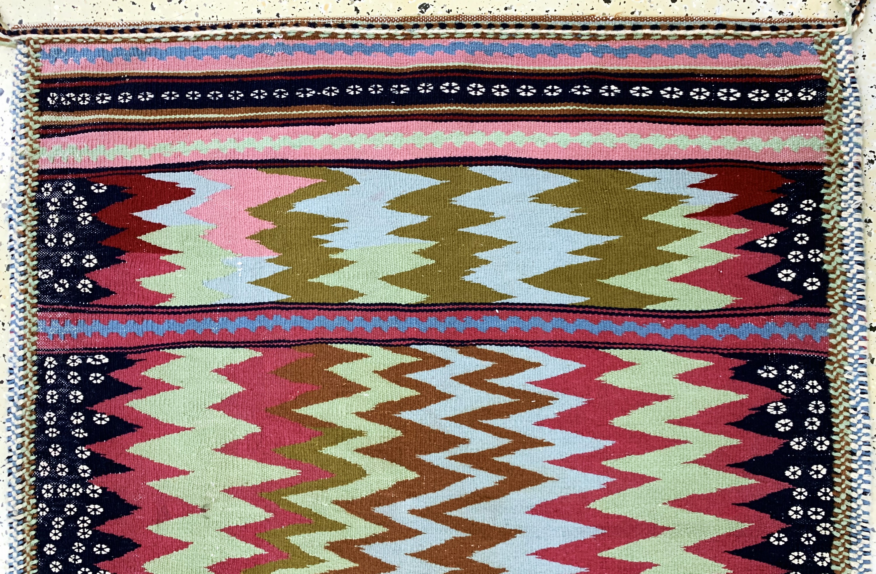 Detail a: Ghaschgai Sofreh, Persien, Mitte 20.Jhd, Wolle auf Wolle, ca. 140 x 122 cm, EHZ: 2