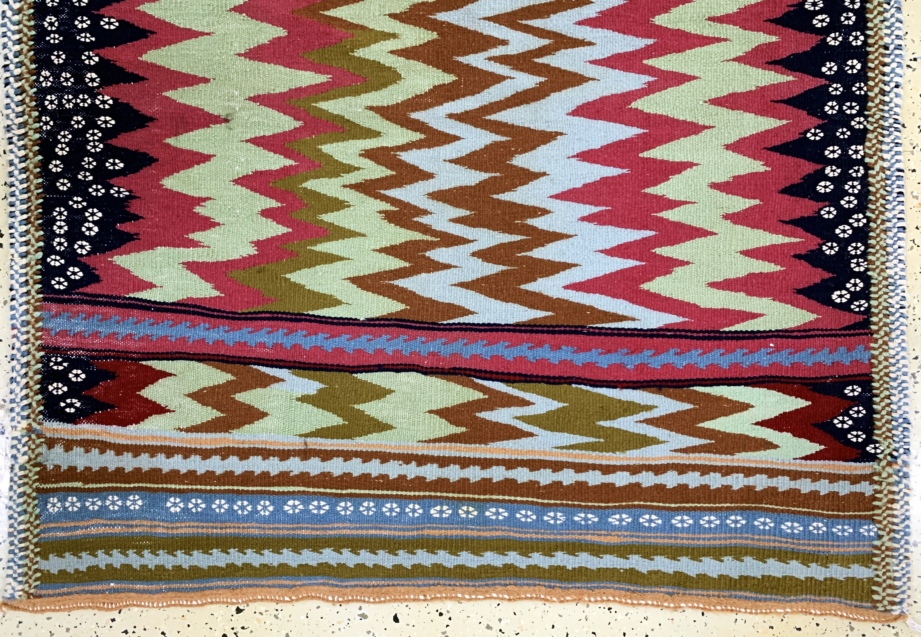 Detail b: Ghaschgai Sofreh, Persien, Mitte 20.Jhd, Wolle auf Wolle, ca. 140 x 122 cm, EHZ: 2