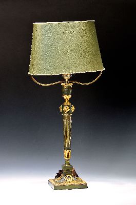 Image Tischlampe, Frankreich, um 1900, Empirestil, Bronze teils grün patiniert, die ...