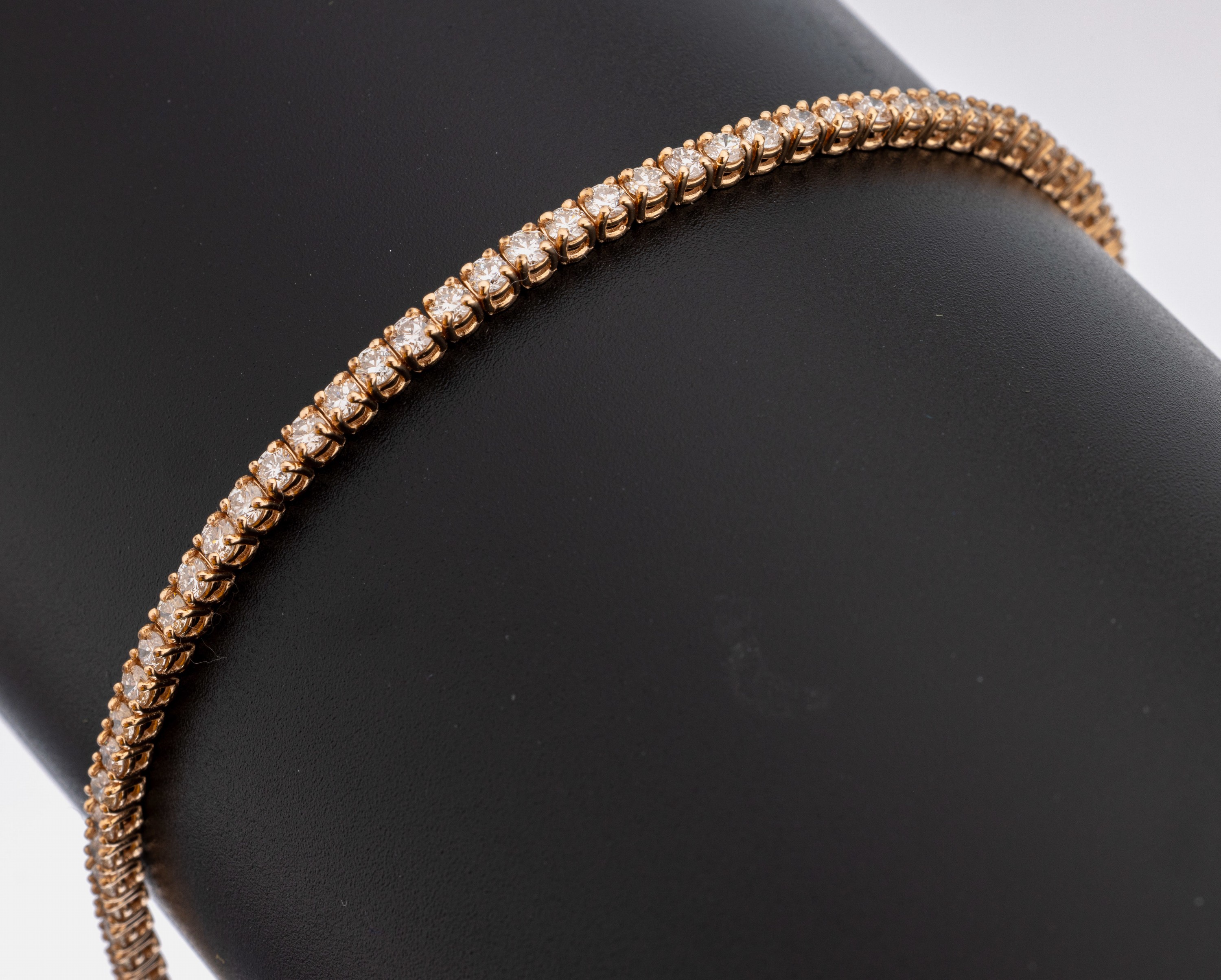 14 kt Gold Brillant-Armband, RoseG 585/000,79 Brillanten zus. ca. 3.00 feines Weiß- l.get.Weiß/vs1-2, L ca. 18 cm, Kastenschloss mit ...