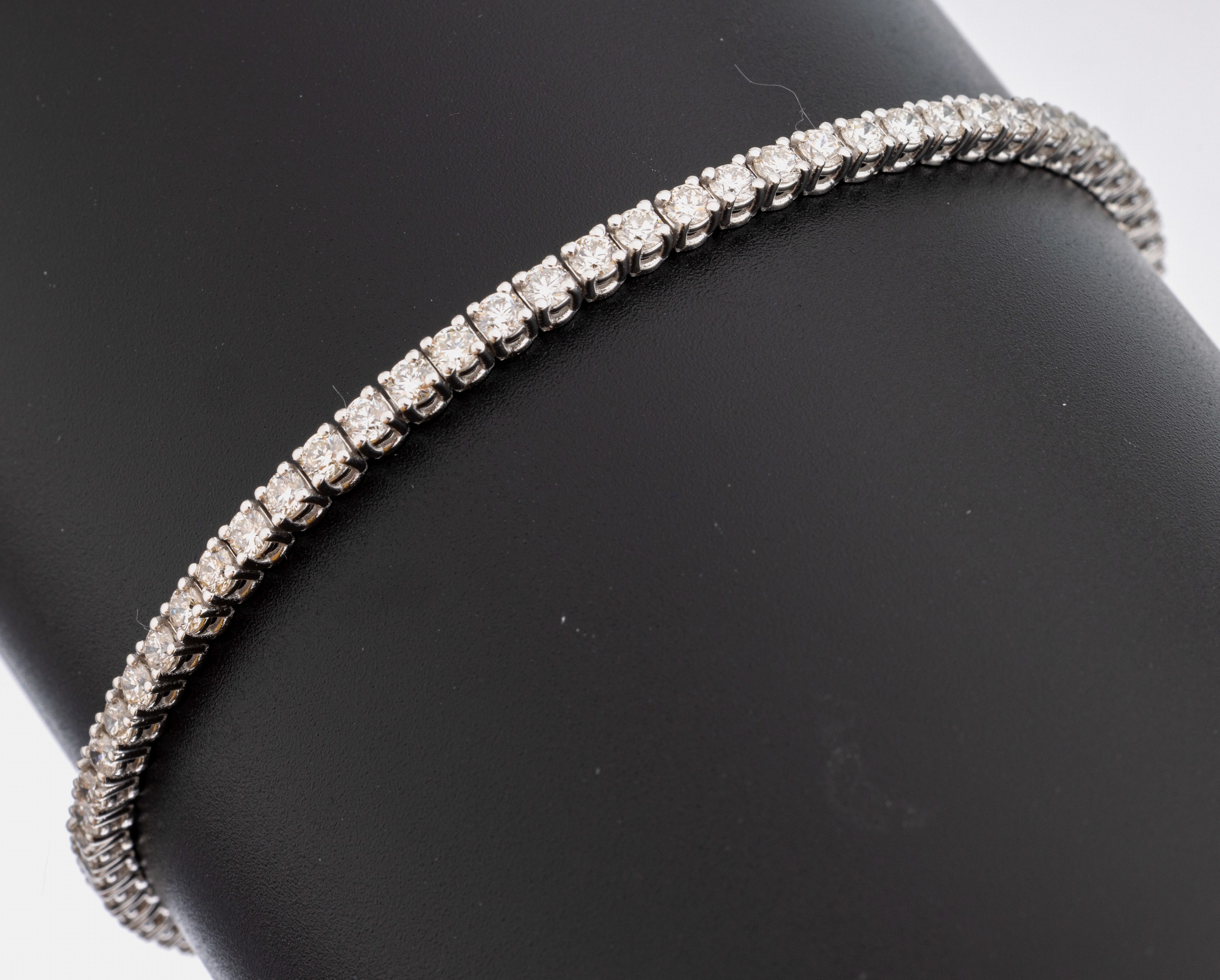 14 kt Gold Brillant-Armband, WG 585/000, 70 Brillanten zus. ca. 4.10 ct feines Weiß- l.get.Weiß/vs1-2, L. ca. 18.5 cm, Kastenschloss mit ...