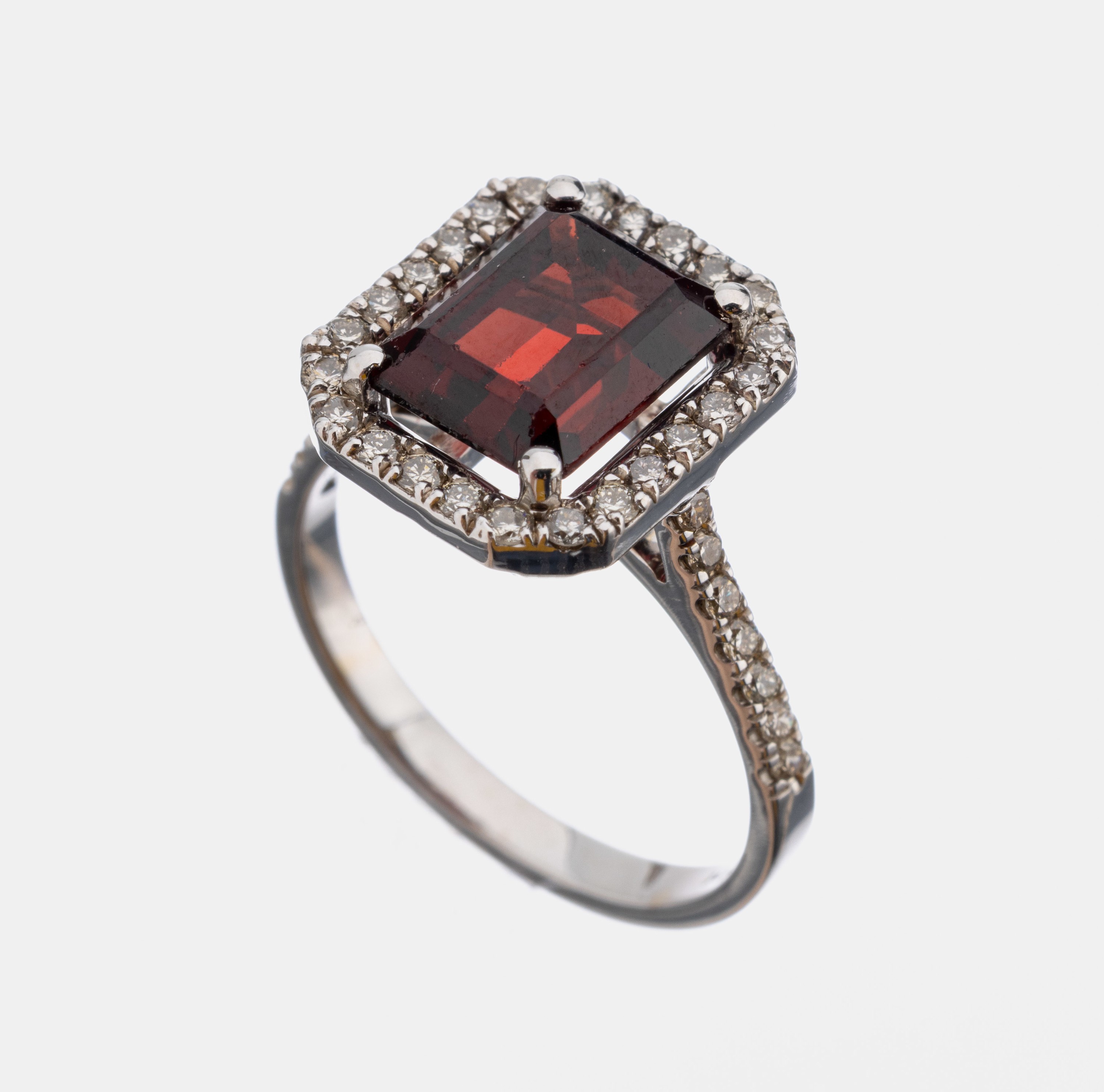14 kt Gold Granat-Brillant-Ring, WG 585/000, Granat im Emerald Cut ca. 3.62 ct, 24 Brillanten zus. ca. 0.49 ct Weiß/vs-si, ca. 4.4 g, RW 53, Kopie ...