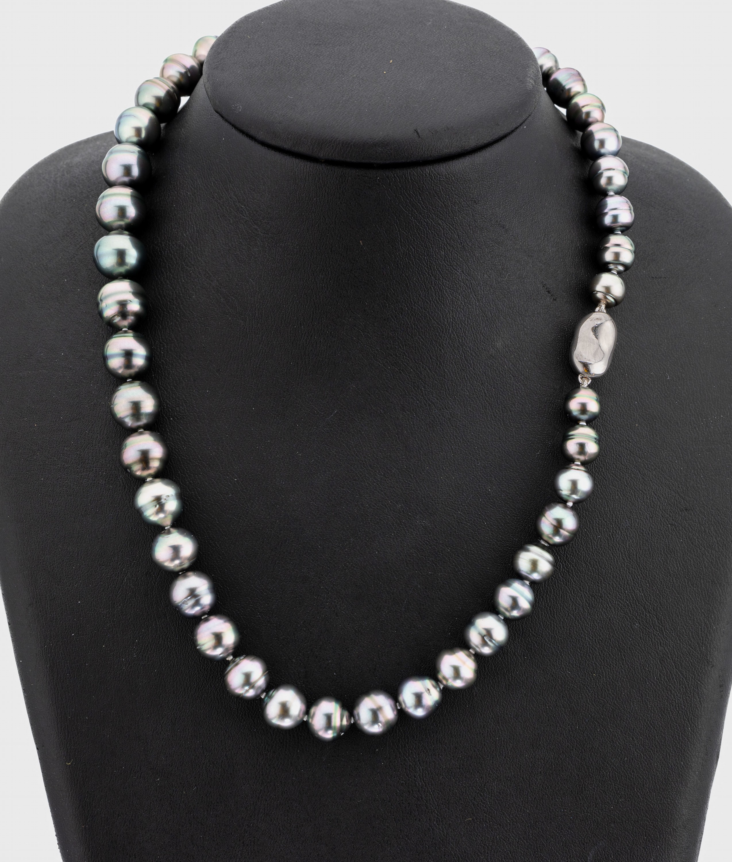 Tahitizuchtperl-Collier, Schließe Silber und Metall, 43 barocke Tahiti-Zuchtperlen, D. ca. 8-11 mm, nat. Wachstumsmerkmale, Lüster lila-grün-grau ...