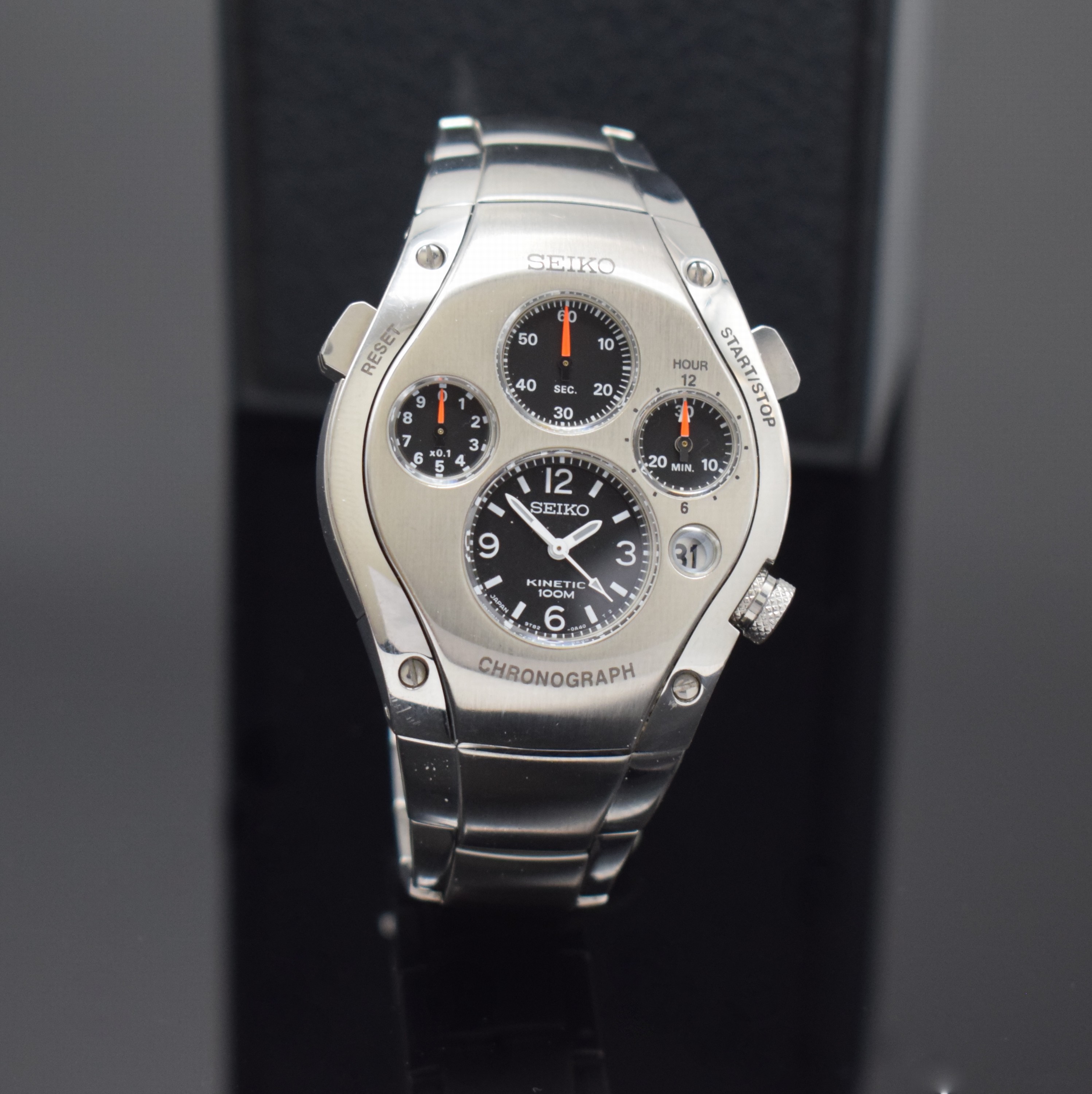 Detail b: SEIKO Kinetic SPORTURA Herrenarmbanduhr mit Chronograph Referenz 9T82-0A50, Japan 1990er Jahre, Automatik-Generatorprinzip, massiv Edelstahlgeh. ...