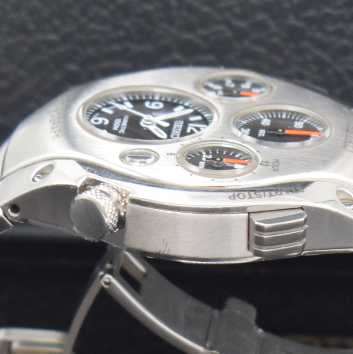Detail e: SEIKO Kinetic SPORTURA Herrenarmbanduhr mit Chronograph Referenz 9T82-0A50, Japan 1990er Jahre, Automatik-Generatorprinzip, massiv Edelstahlgeh. ...