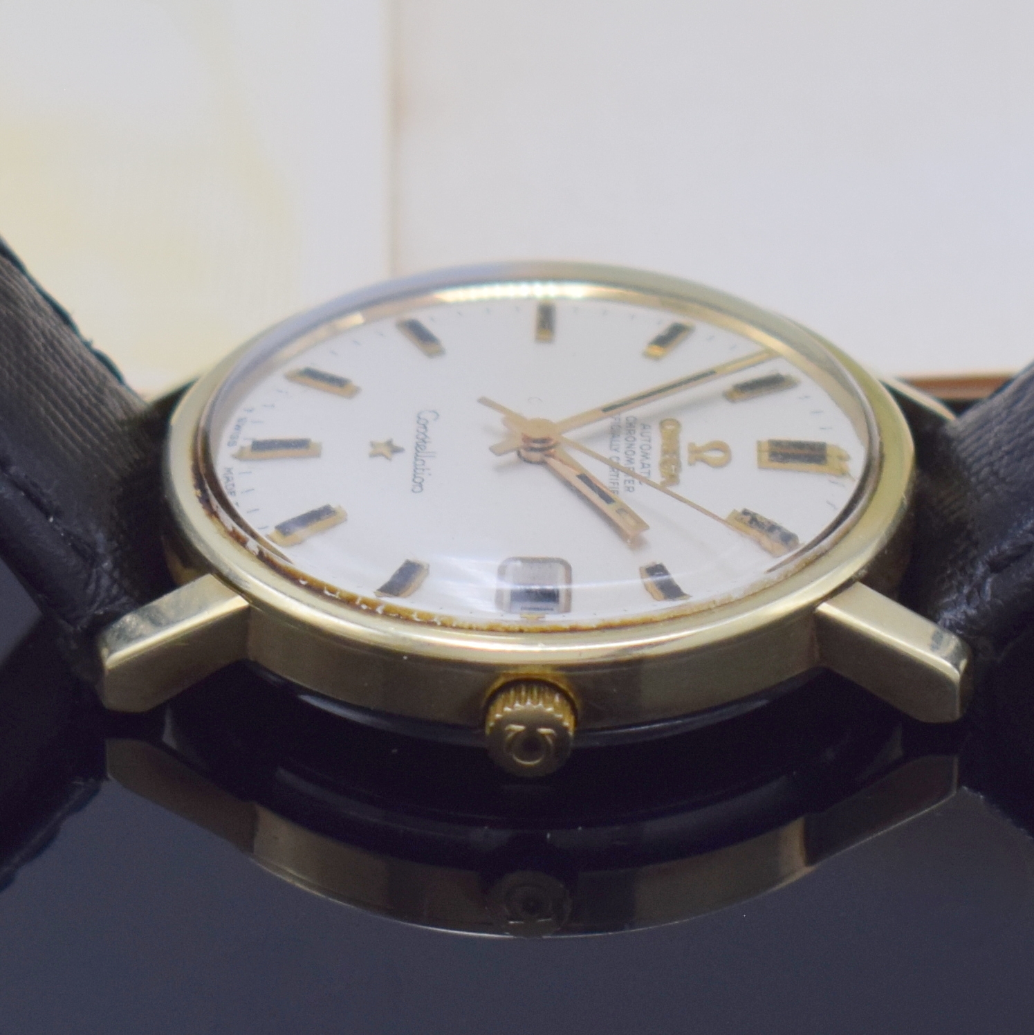 Detail d: OMEGA Constellation Herrenarmbanduhr Chronometer Referenz 168.018, Schweiz verk. lt. beil. Pap. 1968, Geh. m. Goldhaube, Stahlboden m. Darst. ...