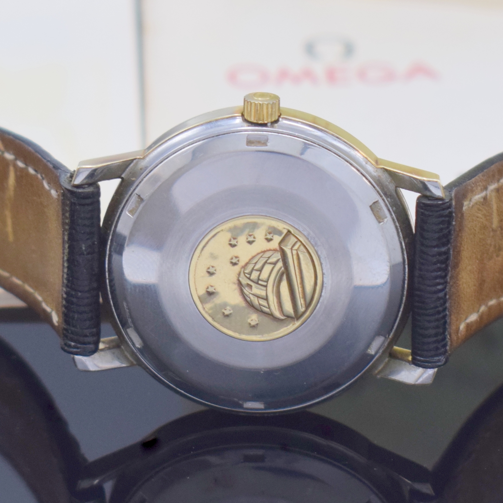 Detail e: OMEGA Constellation Herrenarmbanduhr Chronometer Referenz 168.018, Schweiz verk. lt. beil. Pap. 1968, Geh. m. Goldhaube, Stahlboden m. Darst. ...