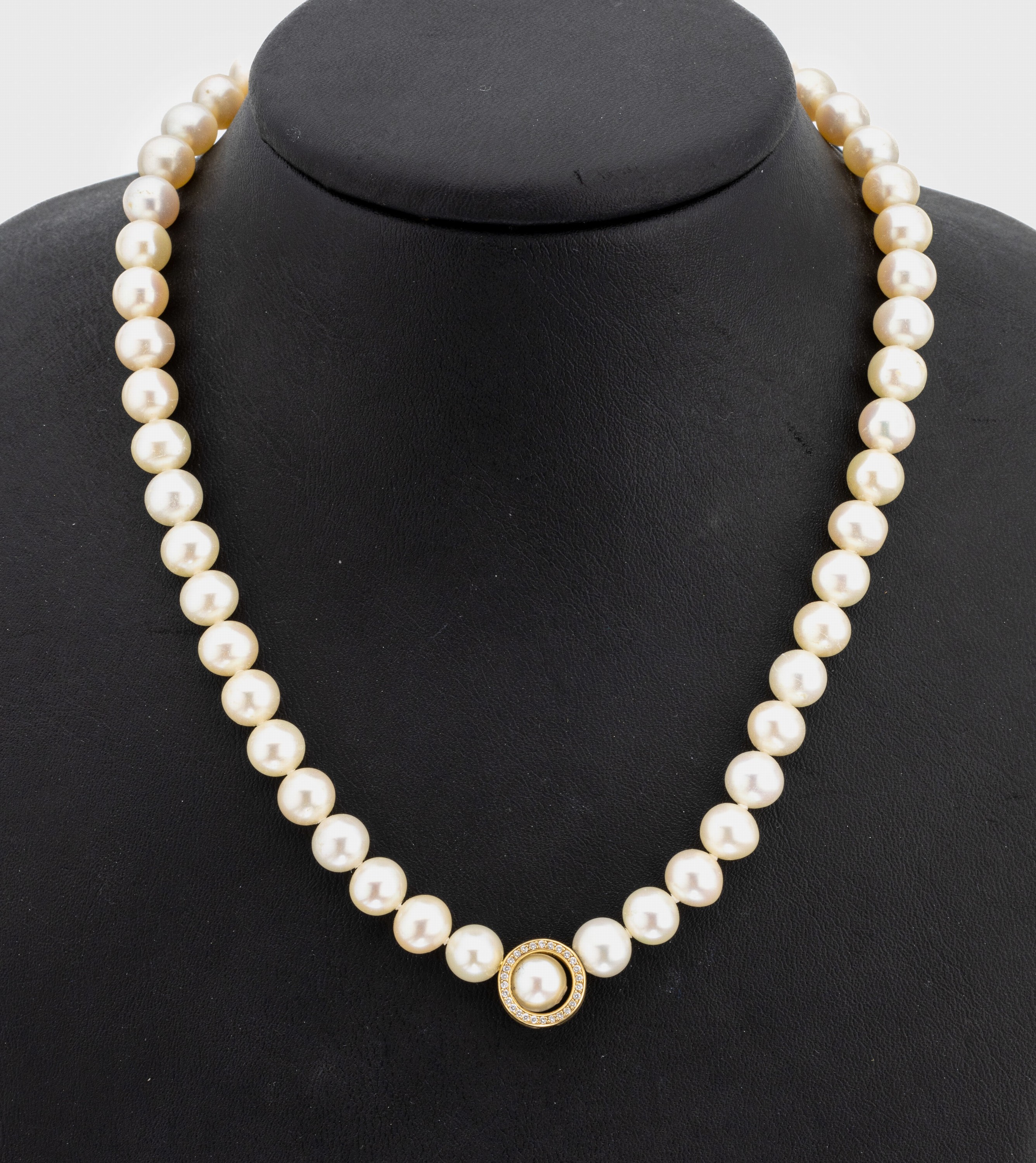 Zuchtperl-Collier mit 18 kt Gold Brillant- Schmuckschließe, GG 750/000, Akoya- zuchtperlen, D. ca. 7.5 mm, außergewöhnliche Steckschließe, 27 ...