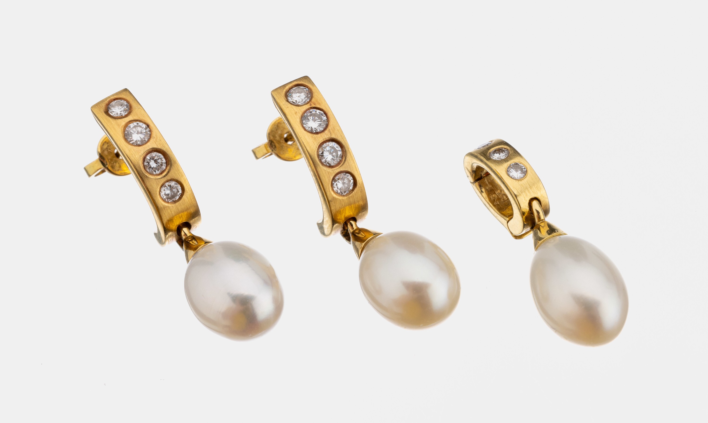 18 kt Gold Perl-Brillant-Schmuckset, GG 750/000, best. aus: 1 Paar Ohrhänger, L.ca. 3 cm und 1 Clipanhänger, L. ca. 2.5 cm, 11 Brillanten zus. ca. ...