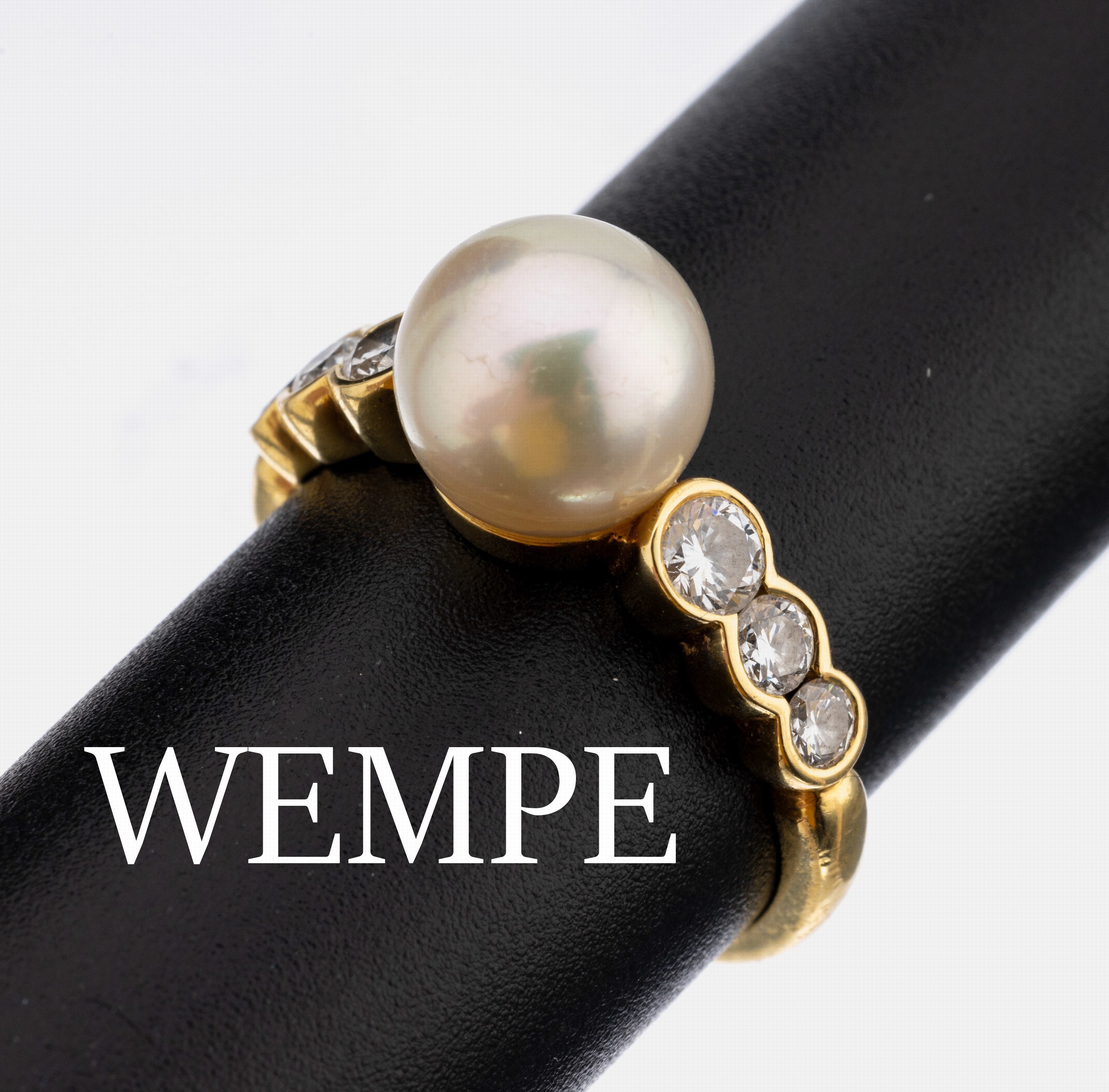 18 kt Gold WEMPE Perl-Brillant-Ring, GG 750/000, mittig Zuchtperle, D. ca. 8.5 mm, 6 Brillanten zus. ca. 0.36 ct feines Weiß- Weiß/si, RW 55, ca. ...