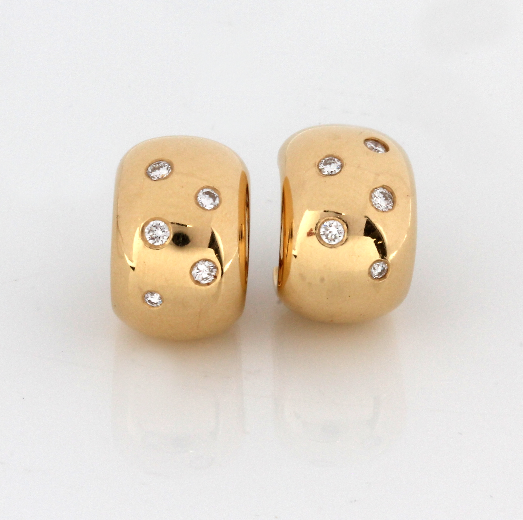 Paar 18 kt Gold Brillant-Ohrclips, GG 750/000, qualitätvolle Verarbeitung, 10 Brillanten zus. ca. 0.18 ct feines Weiß/vs, ca. 14.3 g, L. ca. 1.5 ...