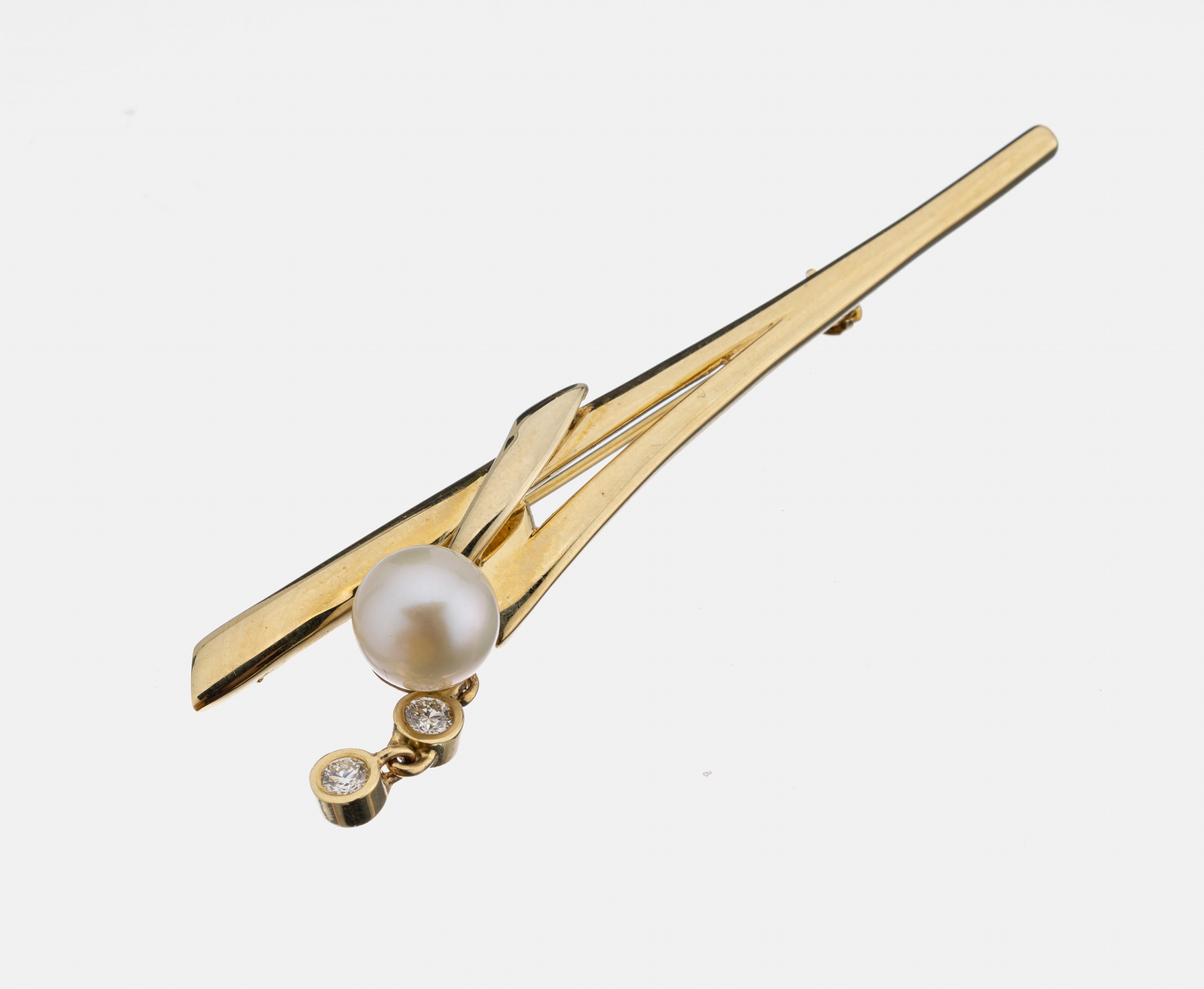 14 kt Gold Perl-Brillant-Brosche, GG 585/000, länglich abstrakt, Zuchtperle, D. ca.8.2 mm, 2 bewegl. abgehängte Brillanten zus. ca. 0.15 ct feines ...