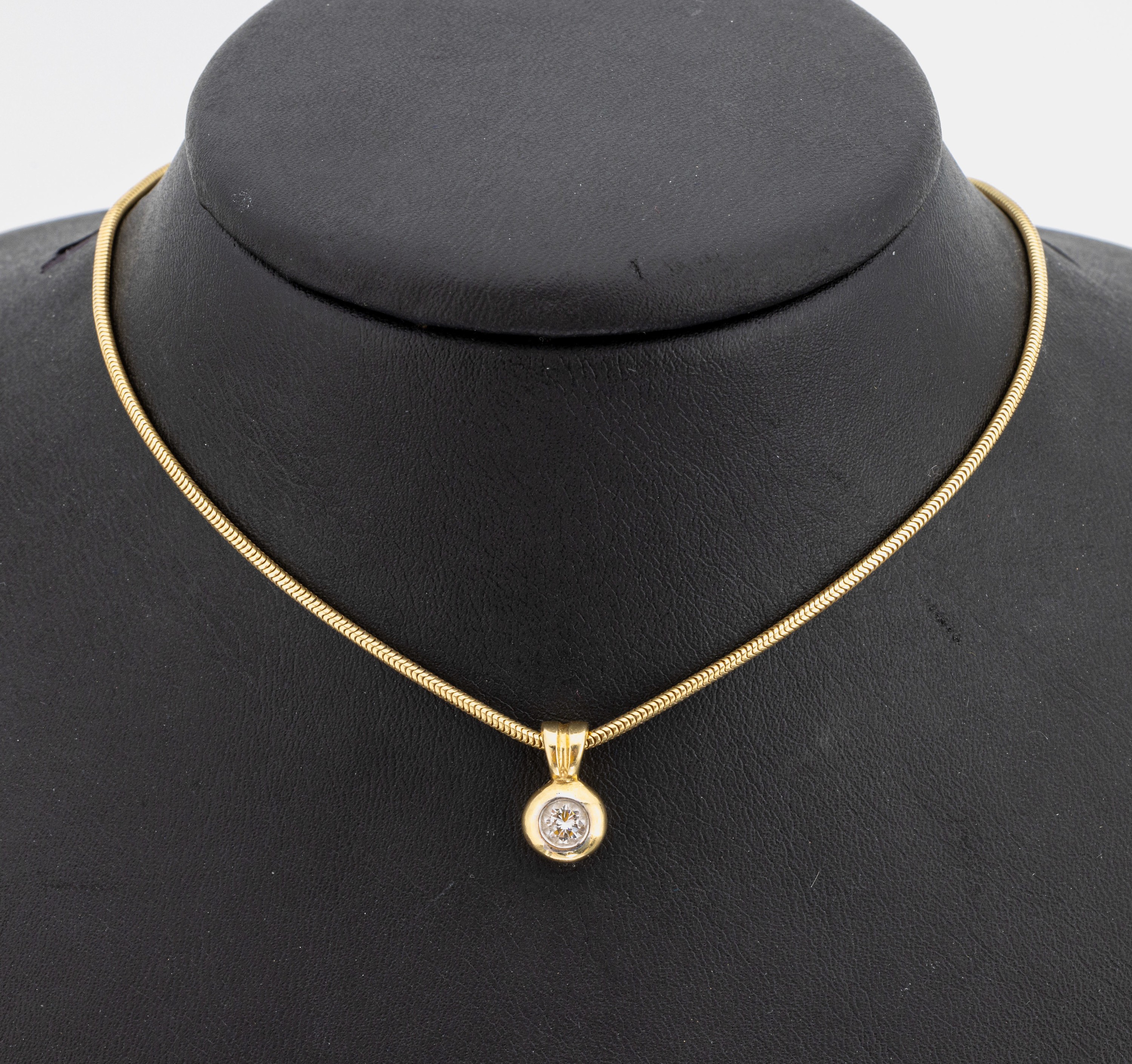 18 kt Gold Brillant-Anhänger, GG 750/000, schlicht, Brillant ca. 0.30 ct Weiß/si, an Schlangenkette, GG 750/000, L. ca. 40 cm, Karabinerschließe, ...