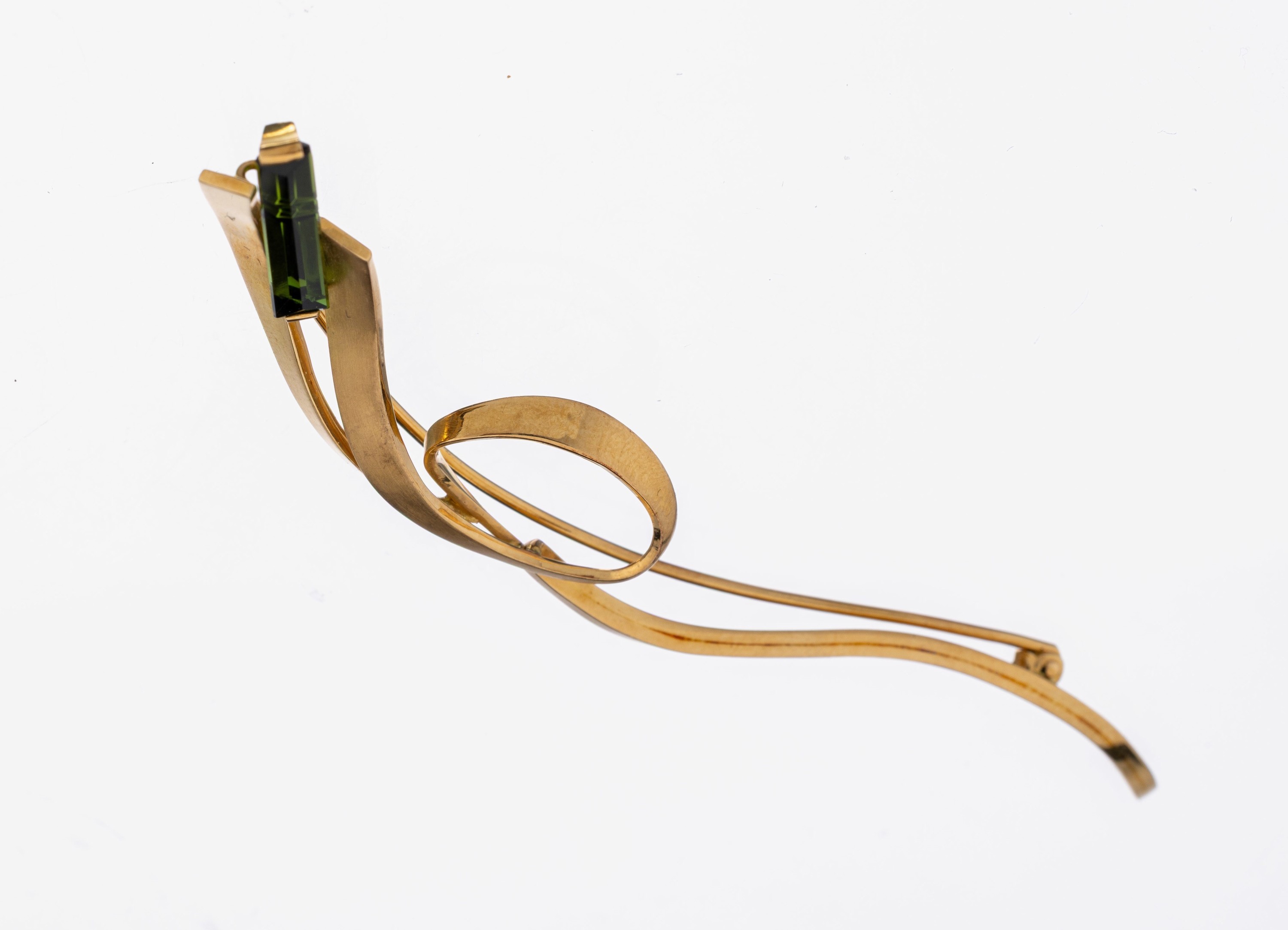 18 kt Gold Turmalin-Brosche, GG 750/000, part. sat., außergewöhnliche geschwungene Gestaltung, facett. Turmalin-Stab, ca. 9.8 x 1.7 cm, ca. 11.8 g