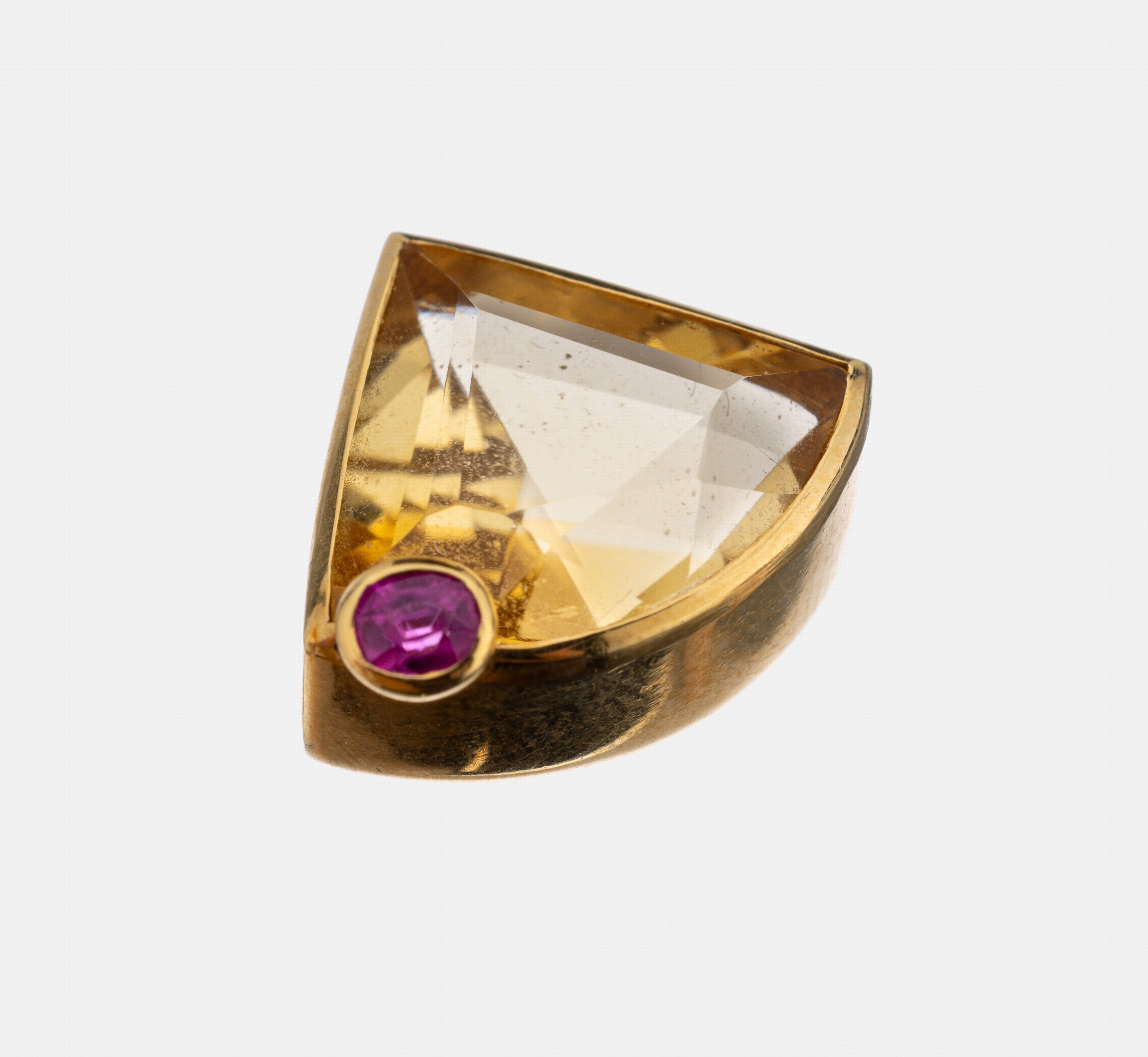 Ausgefallener 18 kt Gold Citrin-Rubin- Anhänger, GG 750/000, facett. Citrin- Triangel ca. 3.50 ct, ovalfacett. Rubin ca. 0.10 ct, ca. 1.2 x 1.2 cm, ...