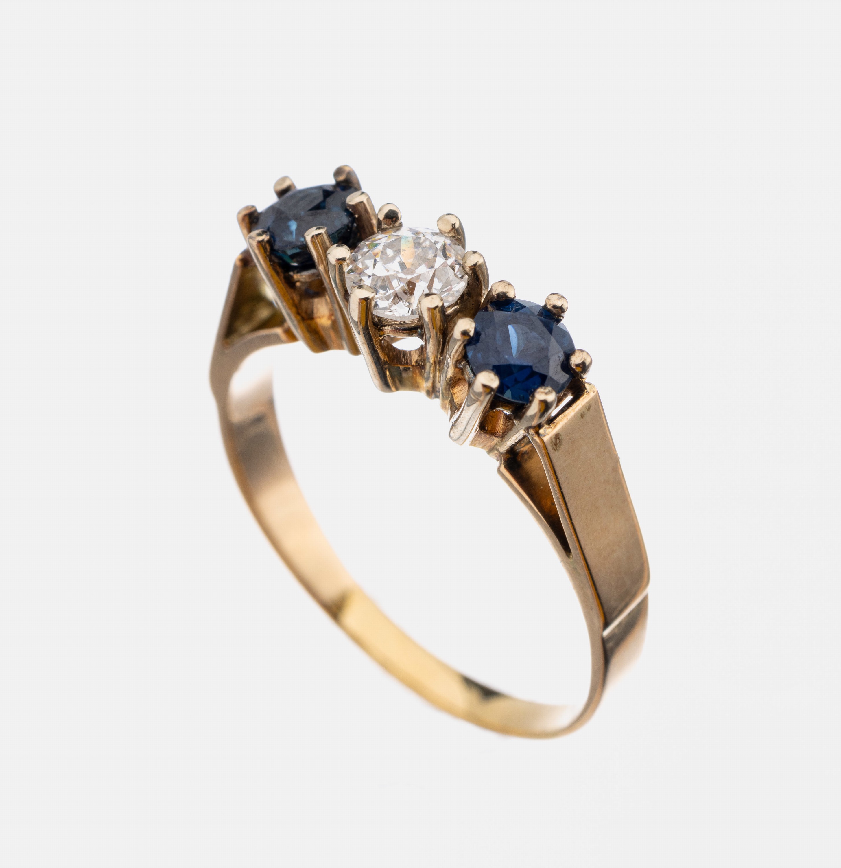 18 kt Gold Diamant-Saphir-Ring, GG 750/000 gepr., mittig Altschliffdiamant ca. 0.35 ct feines Weiß/vs, 2 rundfacett. Saphire zus. ca.0.40 ct, RW ...