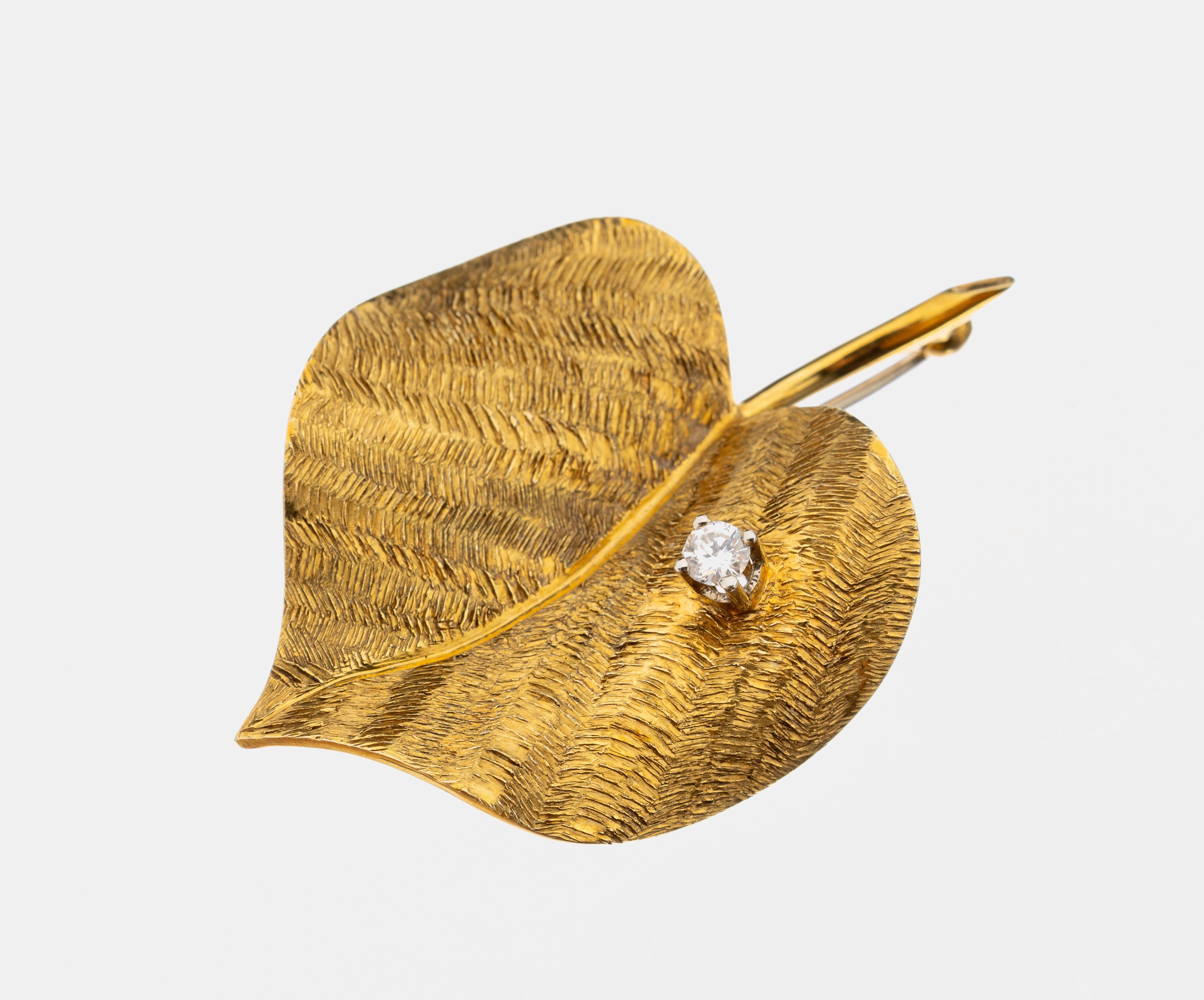 14 kt Gold Brillant-Brosche, GG 585/000 sat., plastische Darstellung eines Blatts, 1 Brillant ca. 0.07 ct Weiß/si, ca. 4 x 3 cm, ca. 8.6 g, ...