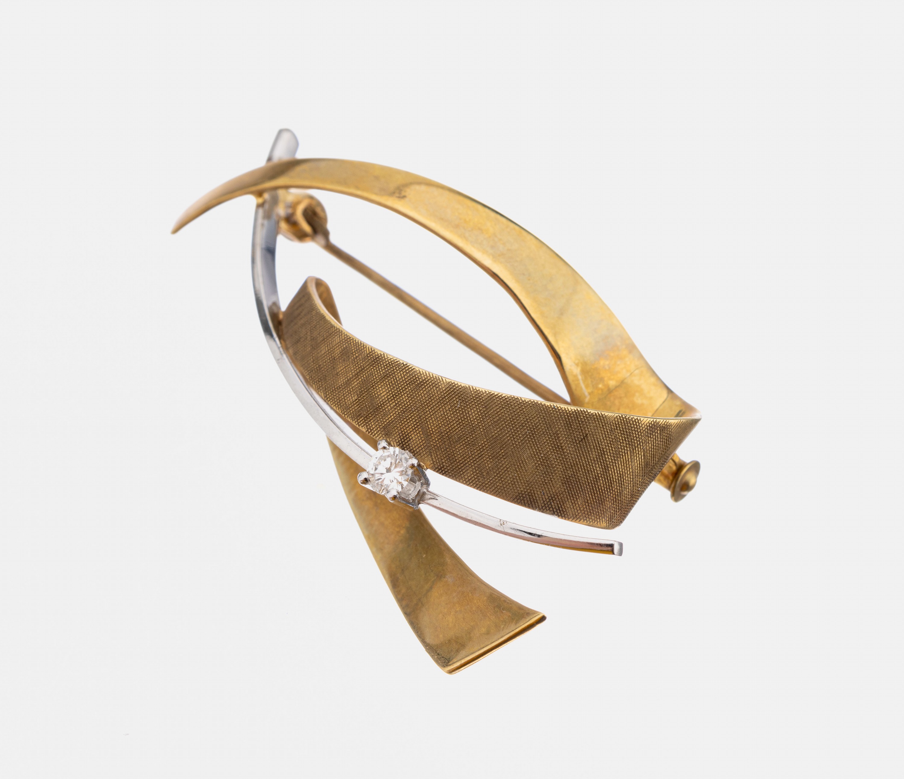 14 kt Gold Brillant-Brosche, GG/WG 585/000 part. sat., abstrakte Gestaltung, 1 Brillant ca. 0.07 ct Weiß/p, ca. 3.9 x 2.3 cm, ca. 6.0 g