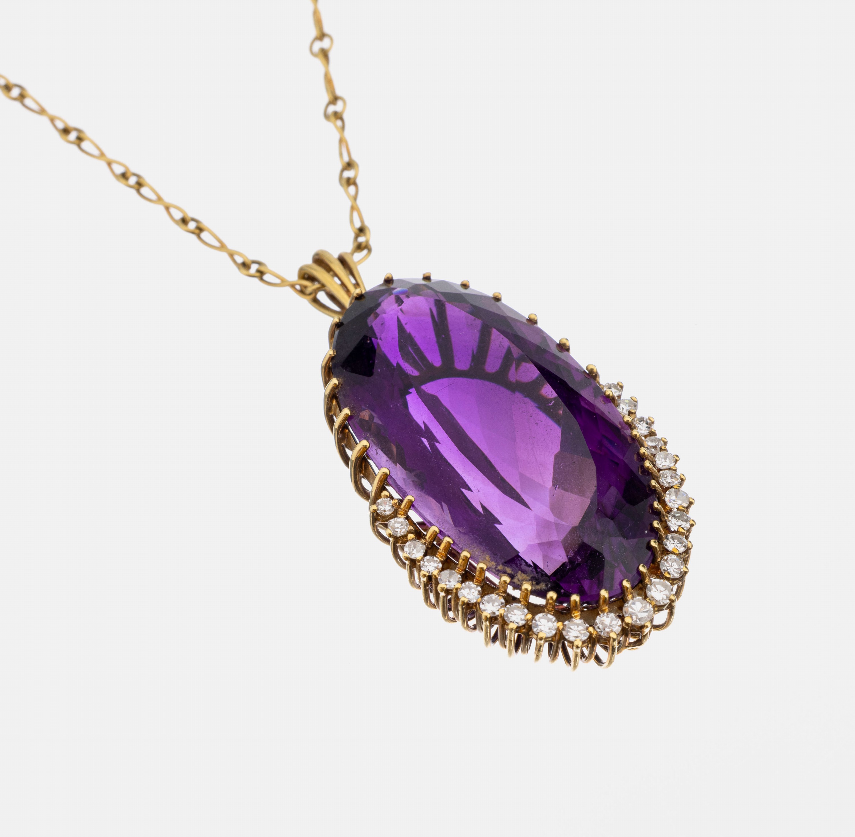 14 kt Gold Amethyst-Diamant-Anhänger, GG 585/000, ovalfacett. Amethyst ca. 85.00 ct, 23 8/8-Diamanten zus. ca. 1.00 ct Weiß/si, an Kette, GG ...