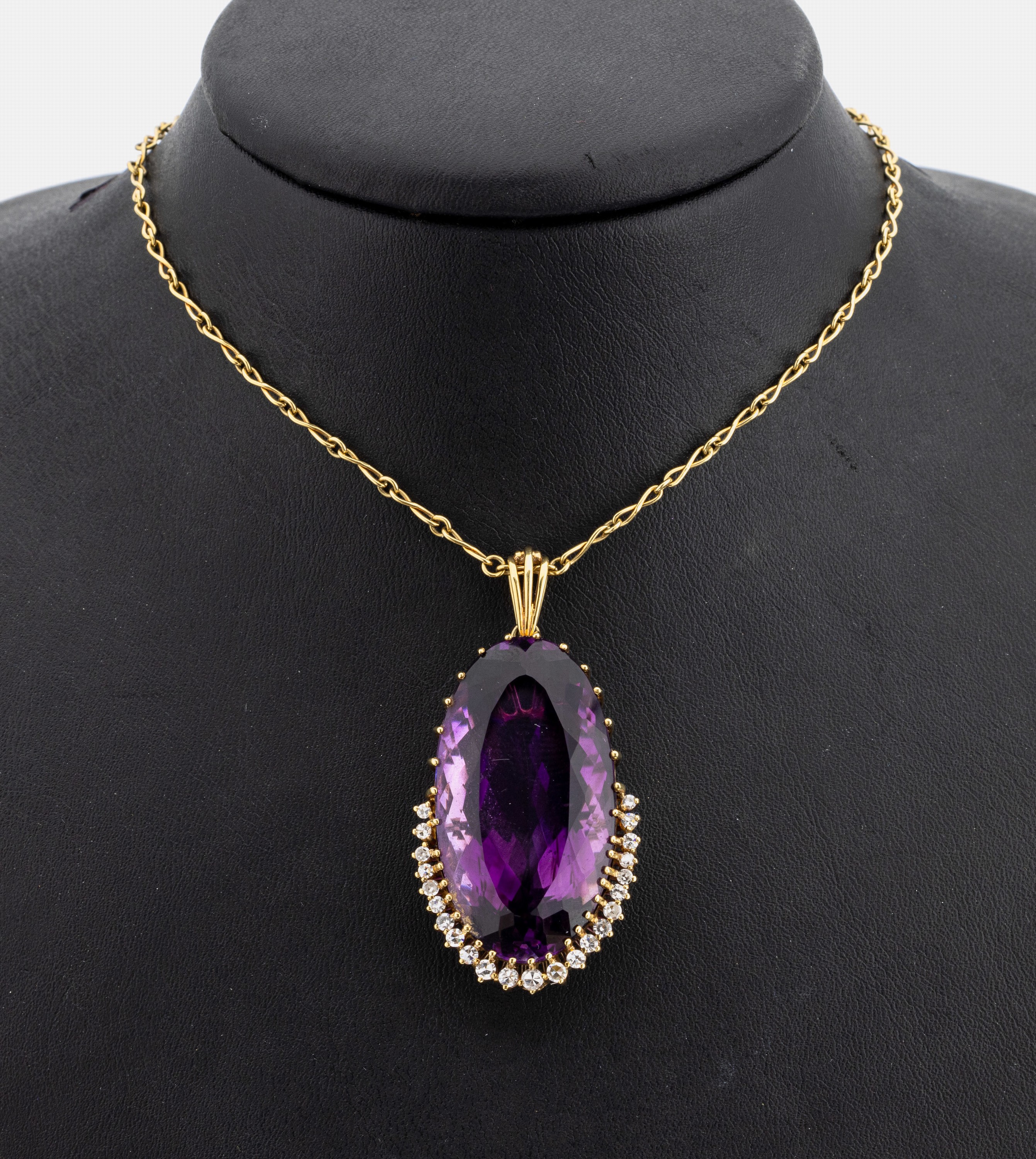 Detail a: 14 kt Gold Amethyst-Diamant-Anhänger, GG 585/000, ovalfacett. Amethyst ca. 85.00 ct, 23 8/8-Diamanten zus. ca. 1.00 ct Weiß/si, an Kette, GG ...