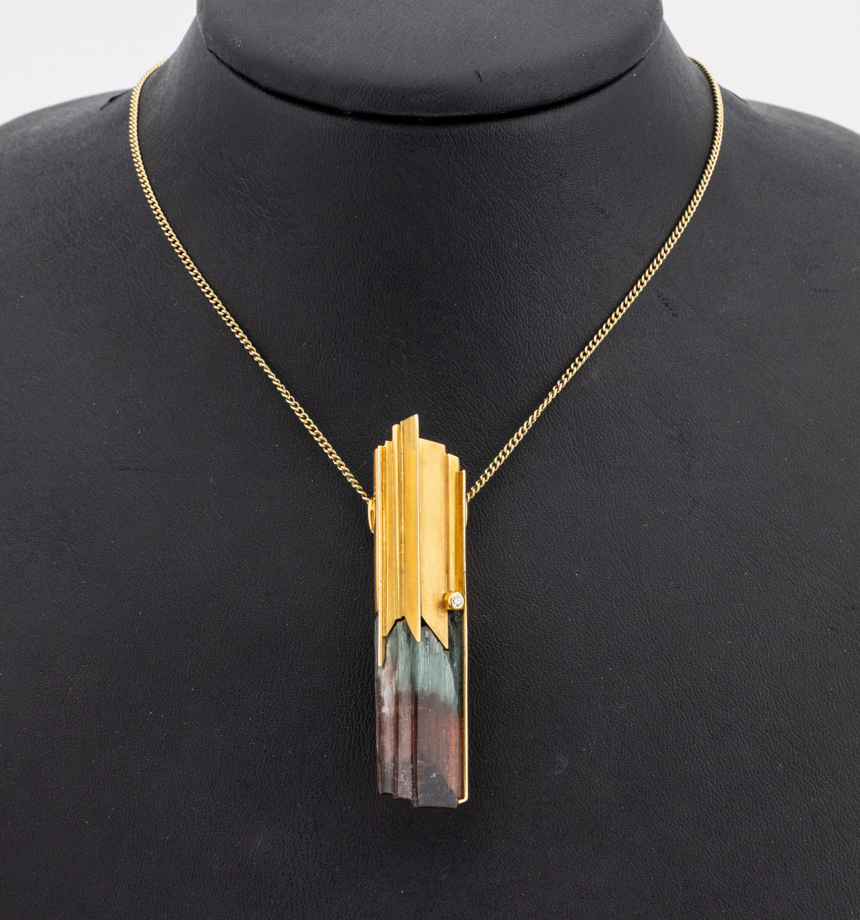 18 kt Gold Turmalin-Brillant-Anhänger, GG 750/000, abstrakte Gestaltung, Turmalin- Rohstein mit Farbverlauf, 1 Brillant ca. 0.02 ct Weiß/si, L. ...