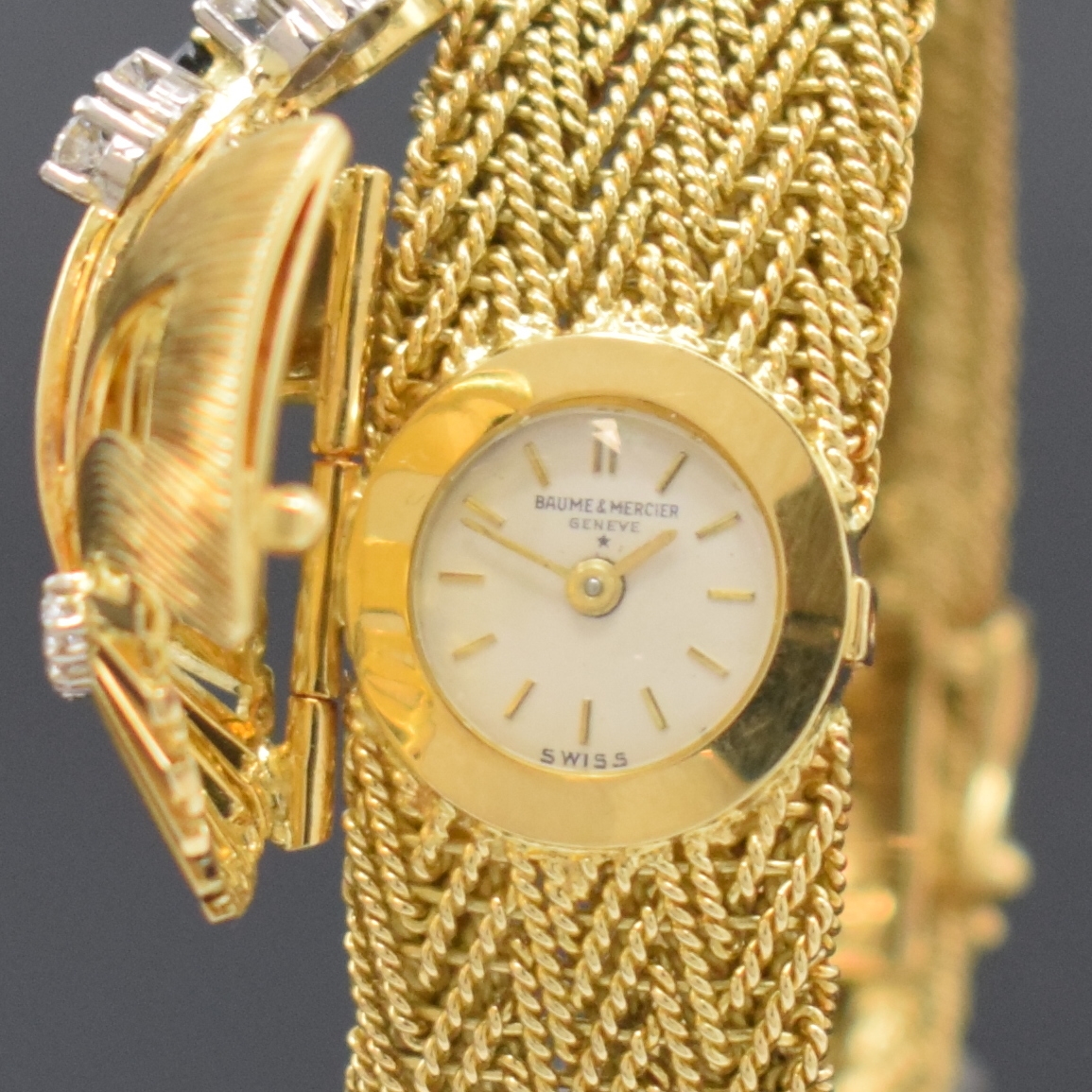 Detail a: BAUME & MERCIER / ESZEHA aufwendige Damenarmbanduhr in GG 750/000, Schweiz um 1960, Handaufzug, aufklappbare Schmuckschutzkappe aufw. mit Diamanten ...