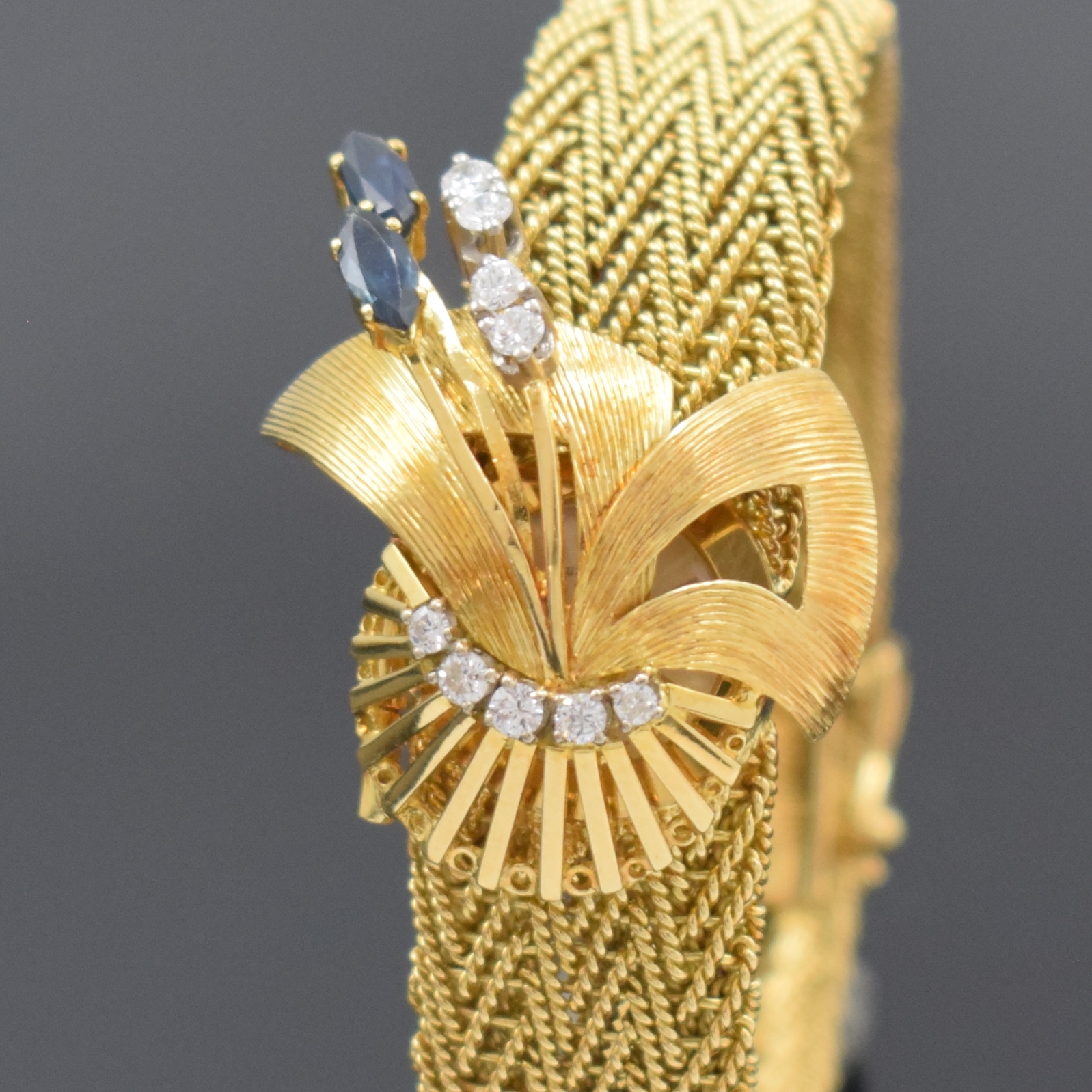 Detail b: BAUME & MERCIER / ESZEHA aufwendige Damenarmbanduhr in GG 750/000, Schweiz um 1960, Handaufzug, aufklappbare Schmuckschutzkappe aufw. mit Diamanten ...