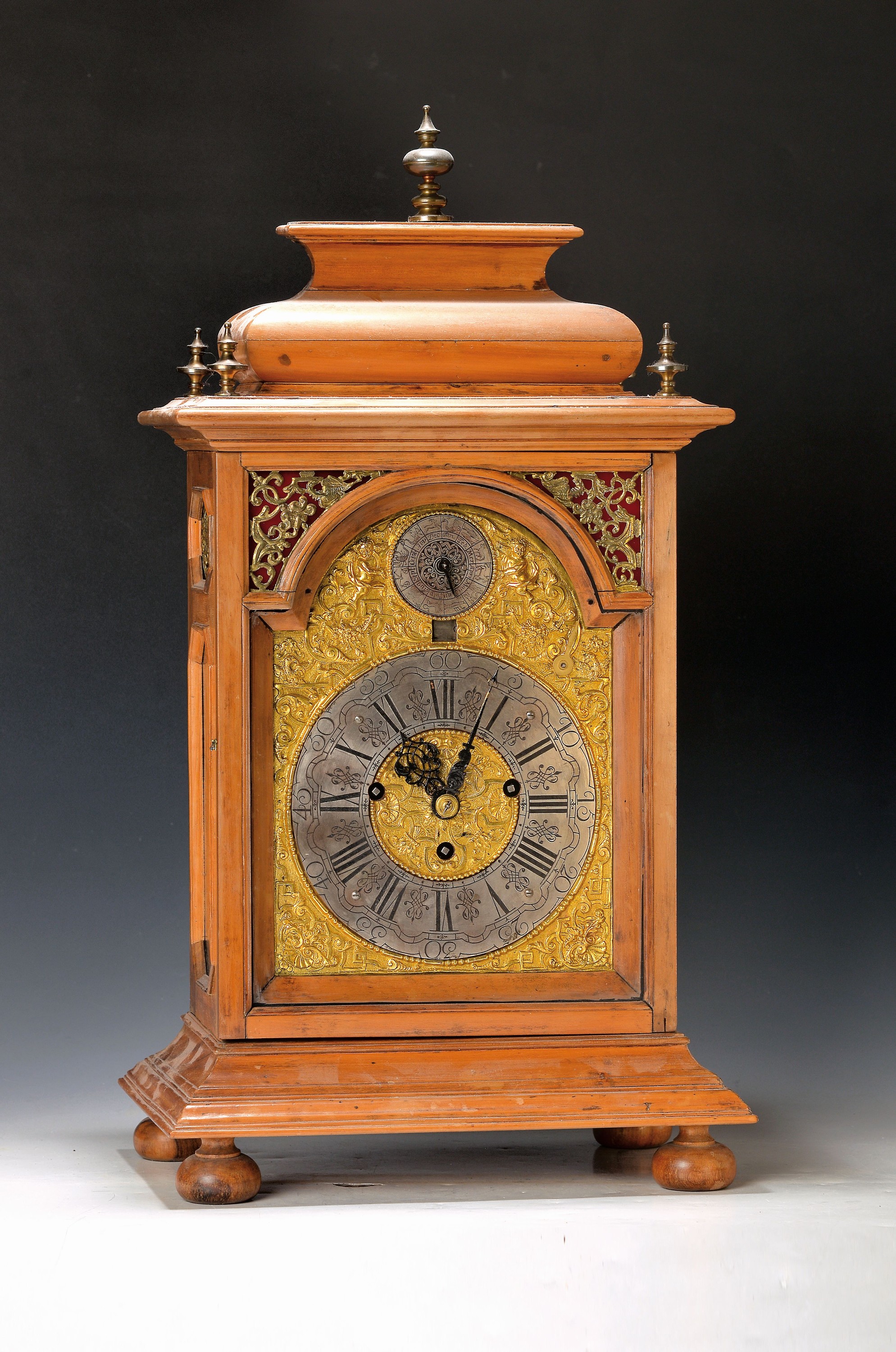 Barockuhr, mit Carillon und Monat/Datumsanzeige, süddt. um 1780, Holzgehäuse reich profiliert, vierseitig verglast, verziertes Messingbogen ...