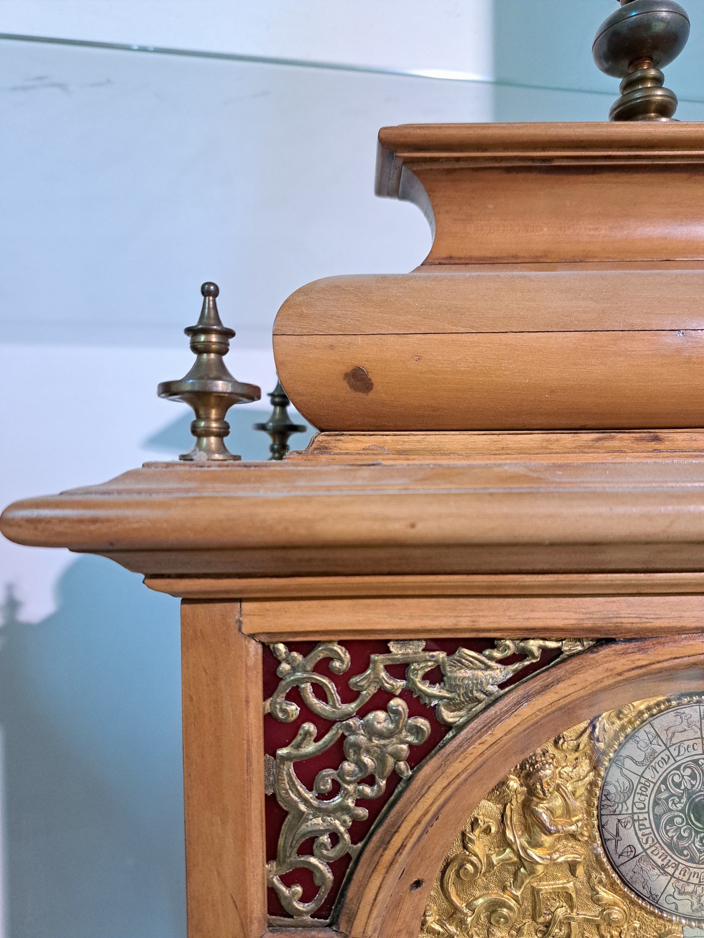 Detail f: Barockuhr, mit Carillon und Monat/Datumsanzeige, süddt. um 1780, Holzgehäuse reich profiliert, vierseitig verglast, verziertes Messingbogen ...